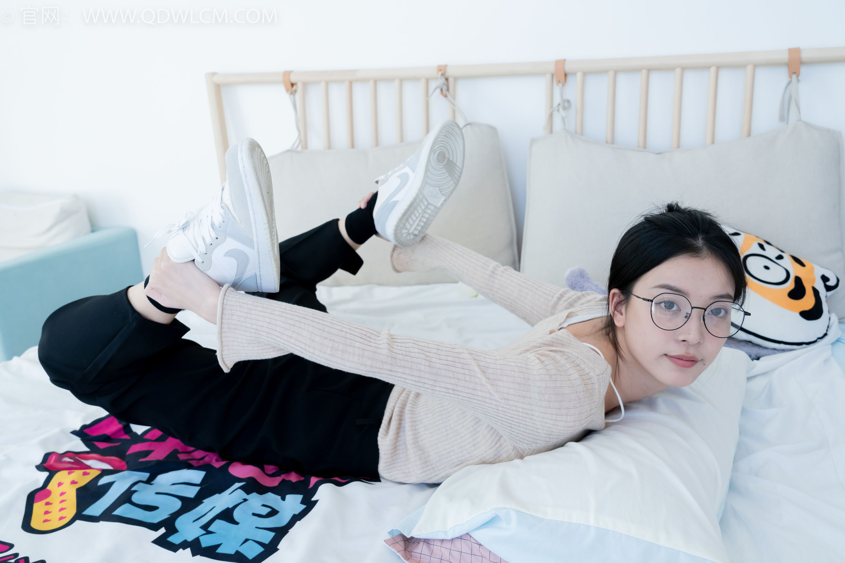 物恋传媒 No.2290 茯苓 - 板鞋、皮鞋、白船袜、黑棉袜、皮筋绑脚老头乐挠脚剧情/(230P)