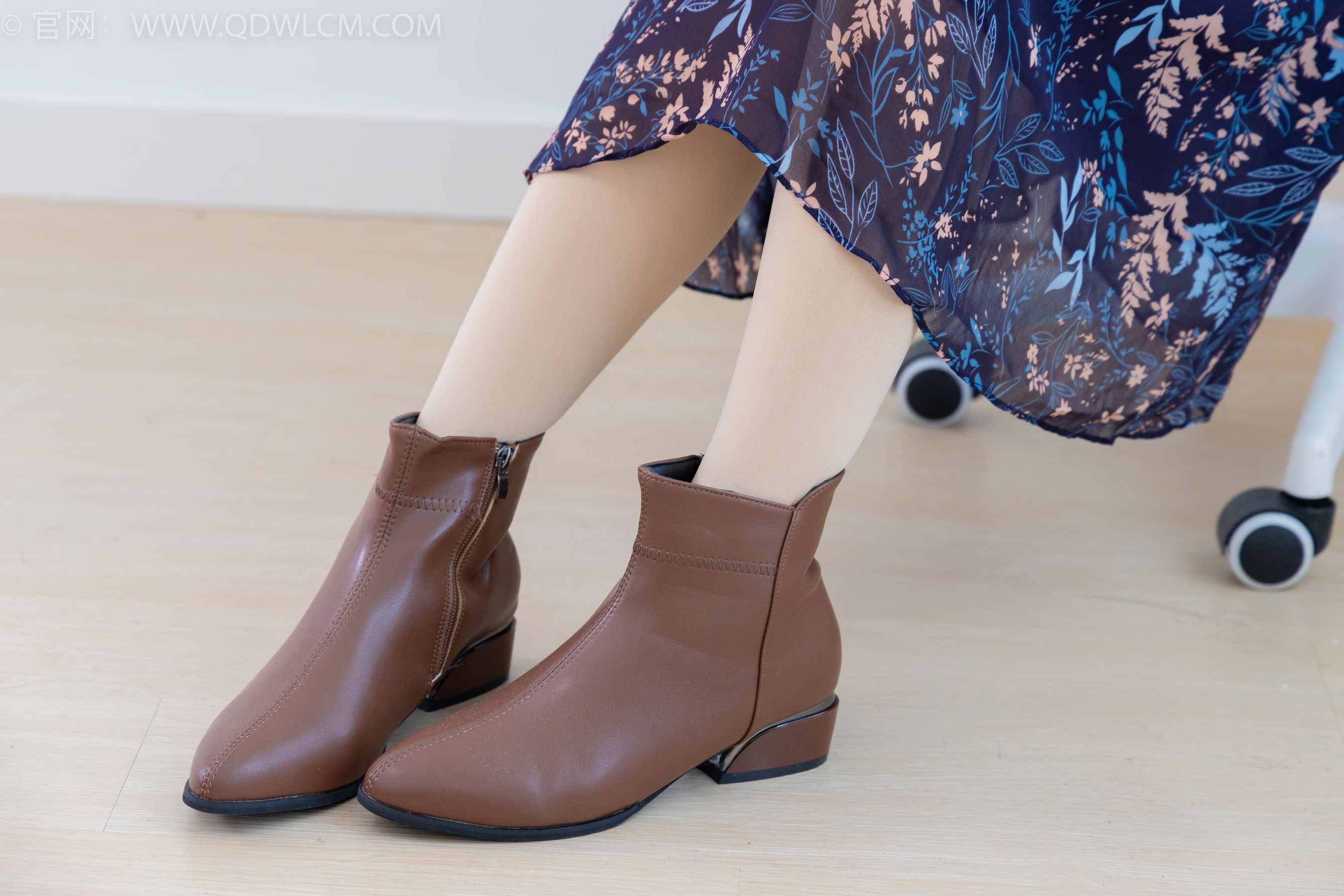 物恋传媒 No.2292 小酒 - 短靴、厚肉丝、踩小蛋糕剧情/(150P)