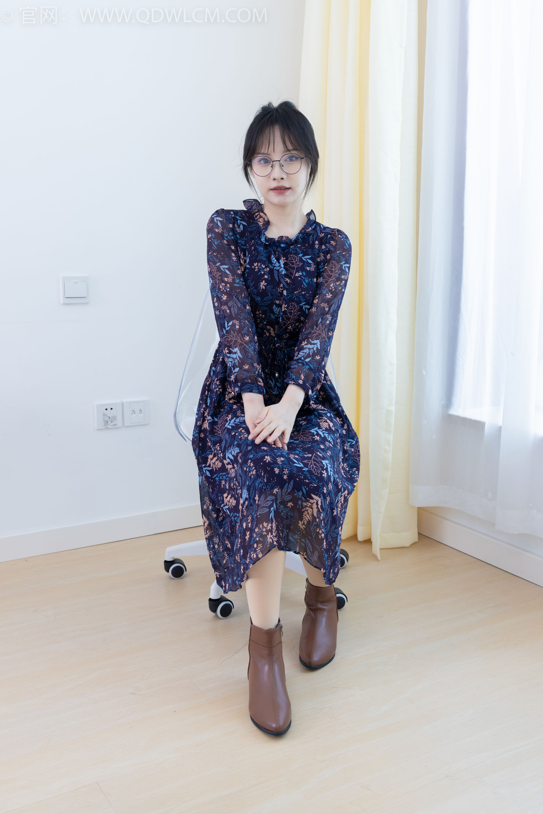 物恋传媒 No.2292 小酒 - 短靴、厚肉丝、踩小蛋糕剧情/(150P)