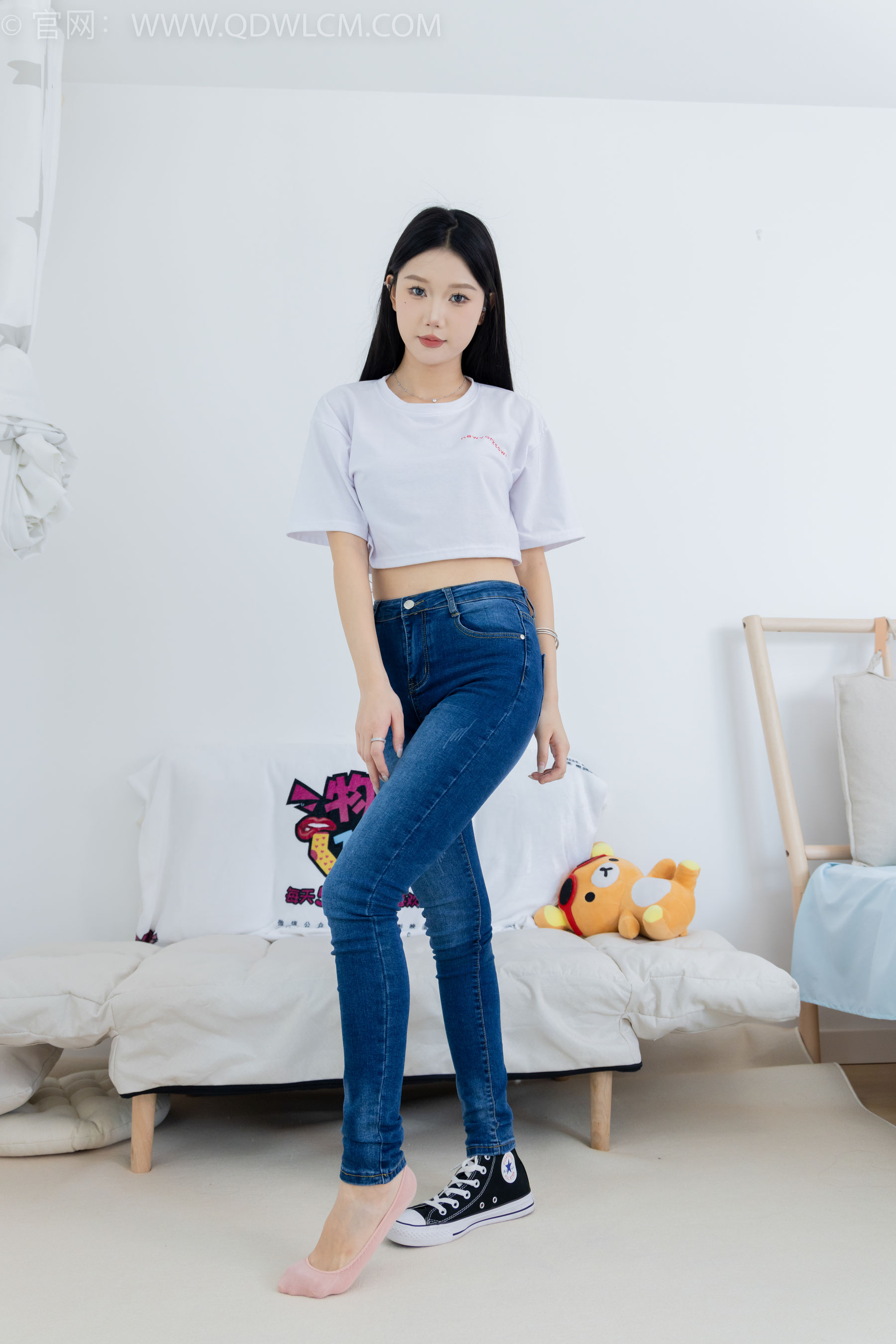 物恋传媒 No.2293 小竹 - 匡威帆布鞋、粉色船袜、肚子疼揉肚子剧情/(160P)