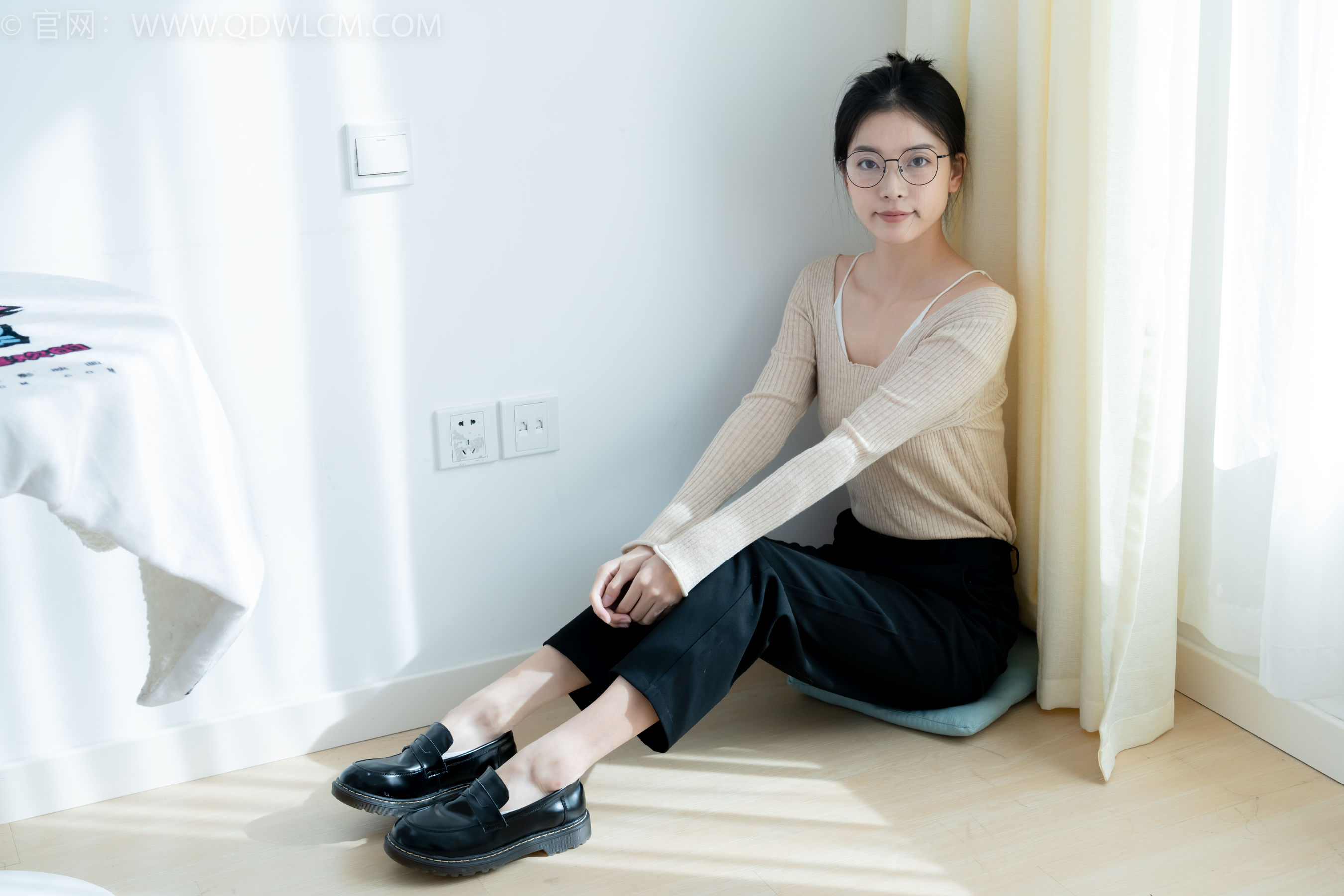 物恋传媒 No.2290 茯苓 - 板鞋、皮鞋、白船袜、黑棉袜、皮筋绑脚老头乐挠脚剧情/(230P)