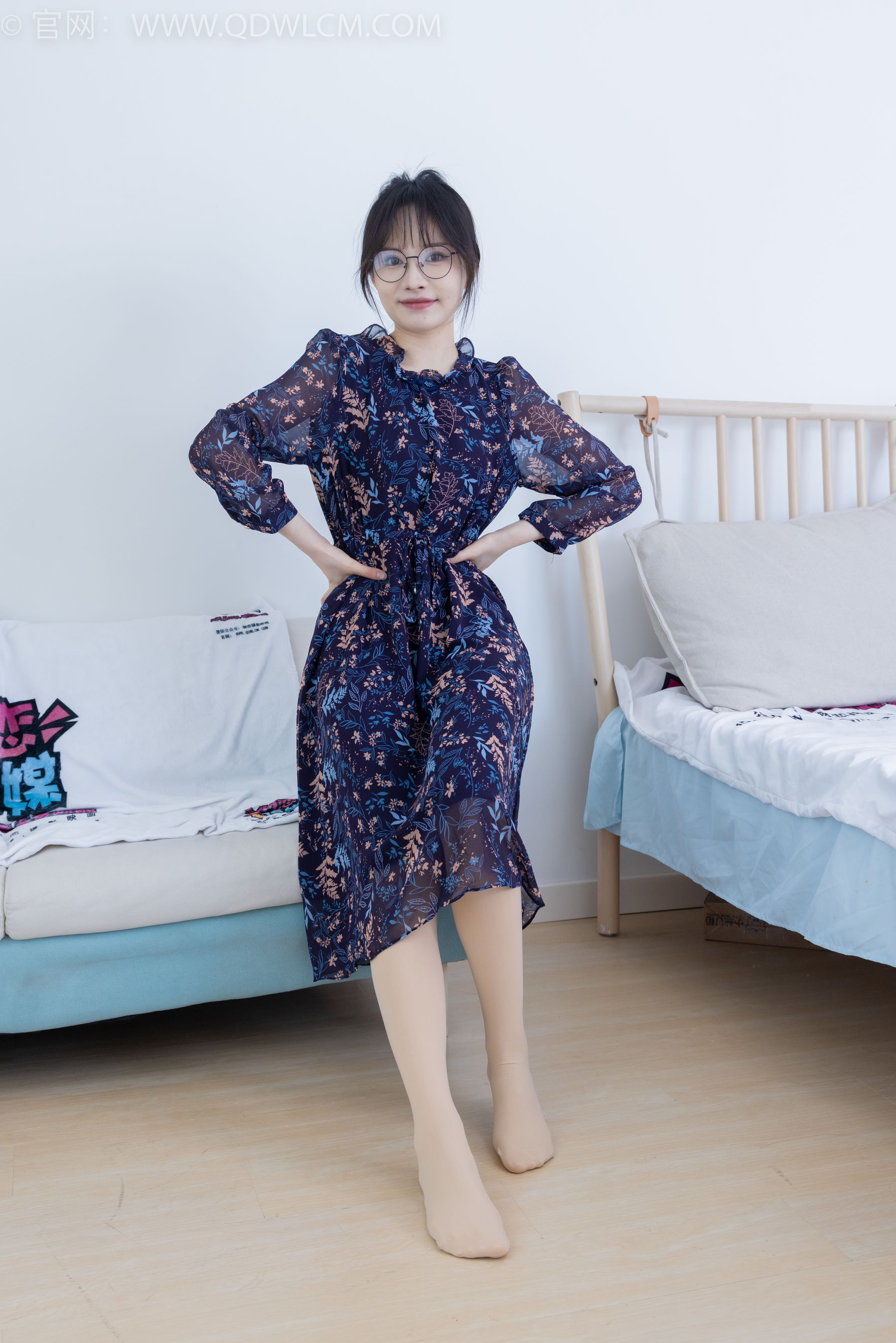 物恋传媒 No.2292 小酒 - 短靴、厚肉丝、踩小蛋糕剧情/(150P)