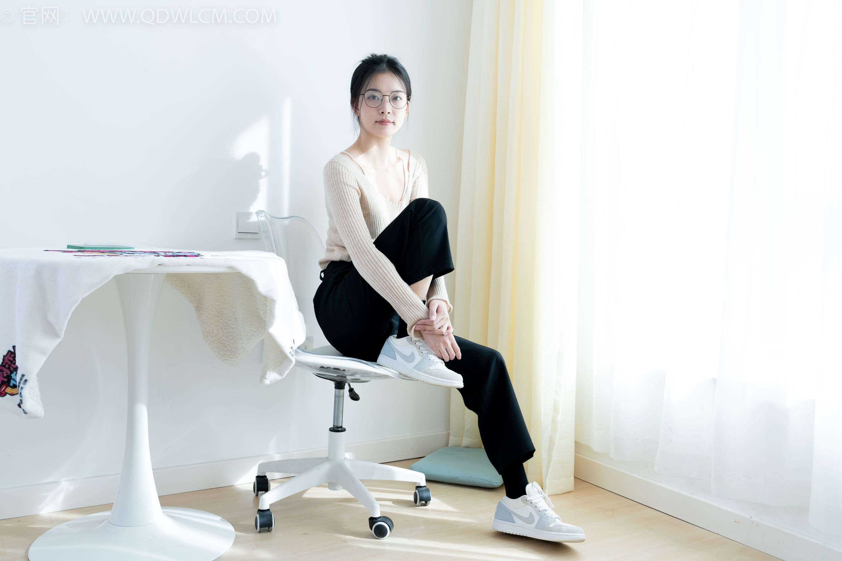 物恋传媒 No.2290 茯苓 - 板鞋、皮鞋、白船袜、黑棉袜、皮筋绑脚老头乐挠脚剧情/(230P)