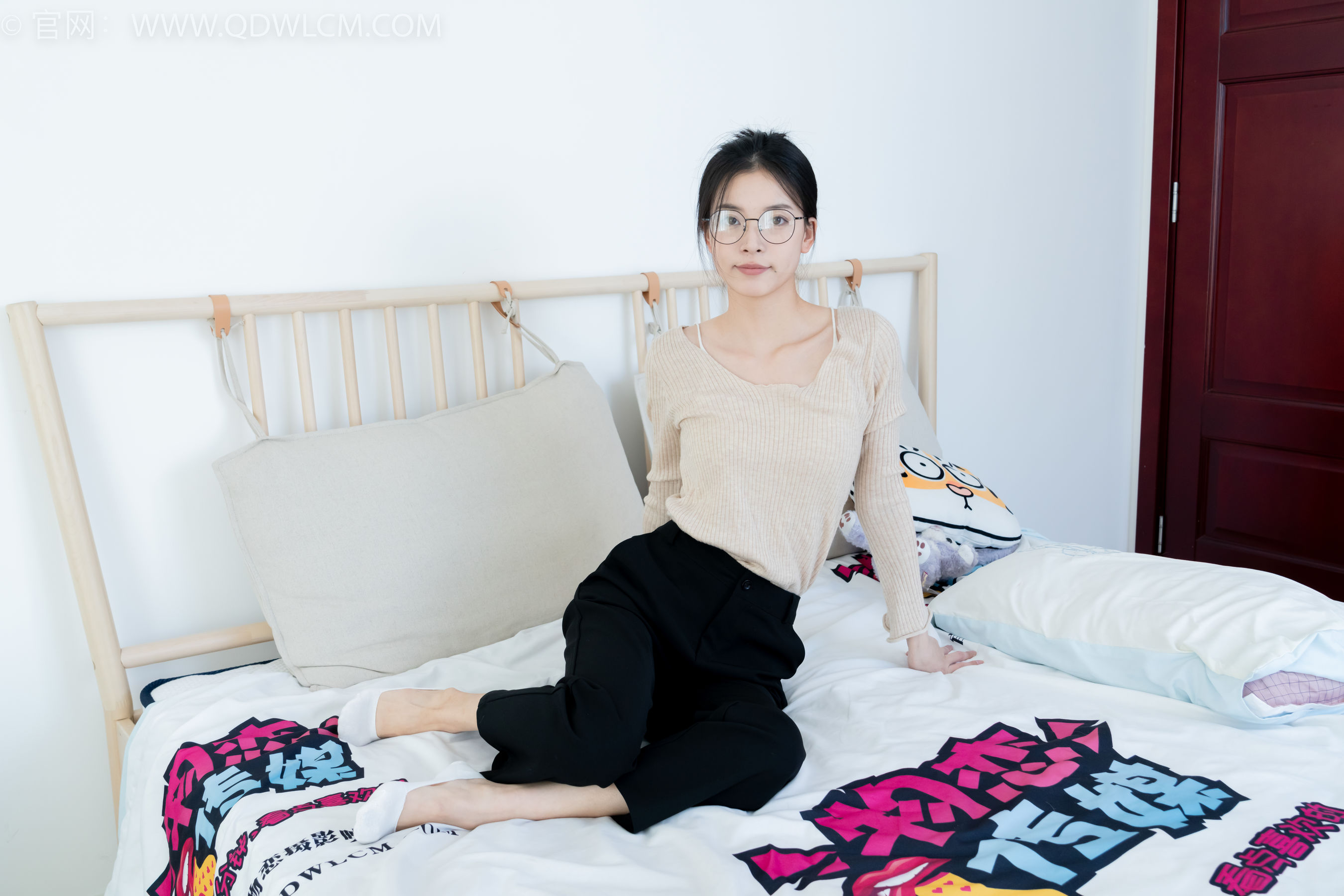 物恋传媒 No.2290 茯苓 - 板鞋、皮鞋、白船袜、黑棉袜、皮筋绑脚老头乐挠脚剧情/(230P)