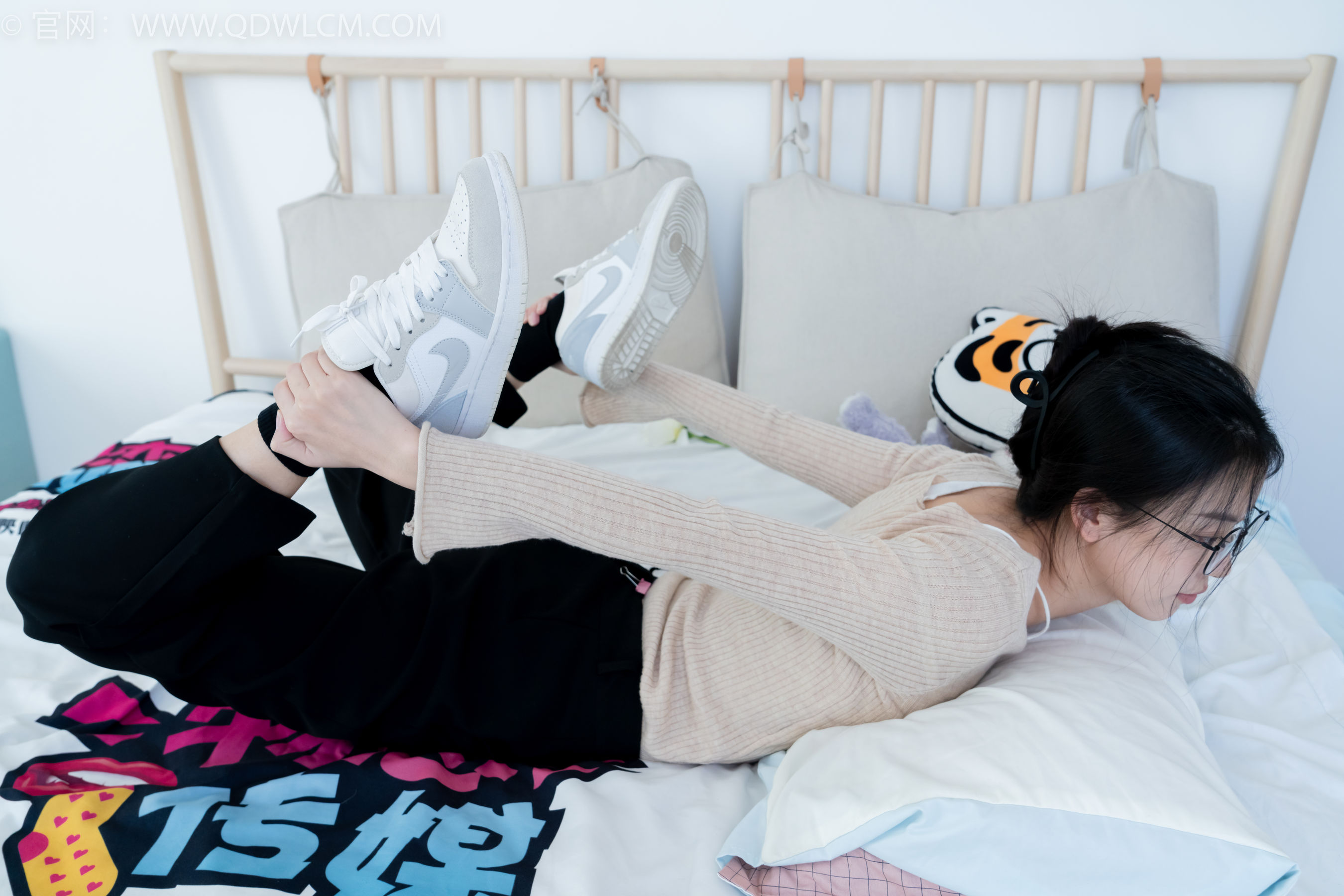 物恋传媒 No.2290 茯苓 - 板鞋、皮鞋、白船袜、黑棉袜、皮筋绑脚老头乐挠脚剧情/(230P)