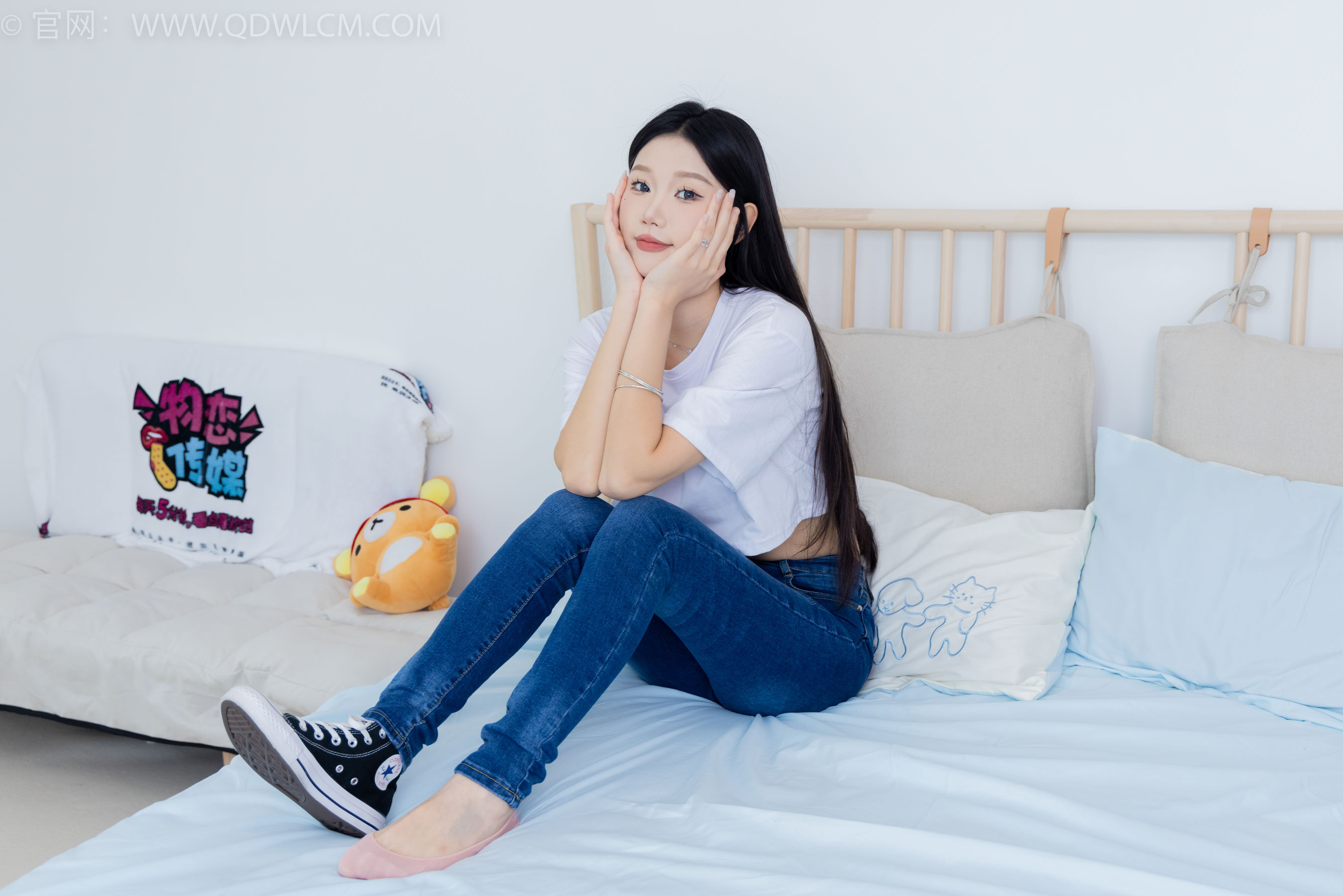 物恋传媒 No.2293 小竹 - 匡威帆布鞋、粉色船袜、肚子疼揉肚子剧情/(160P)