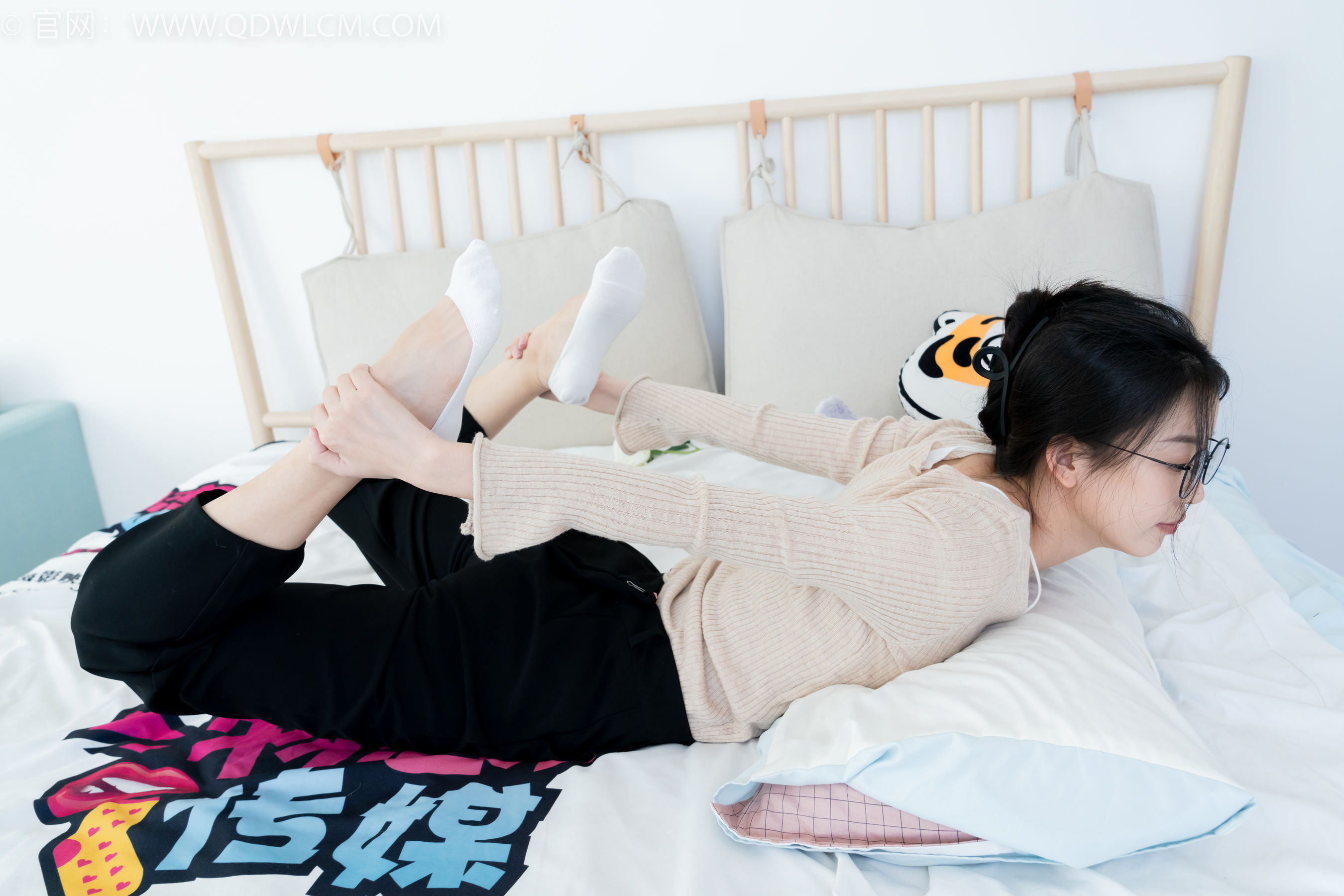 物恋传媒 No.2290 茯苓 - 板鞋、皮鞋、白船袜、黑棉袜、皮筋绑脚老头乐挠脚剧情/(230P)