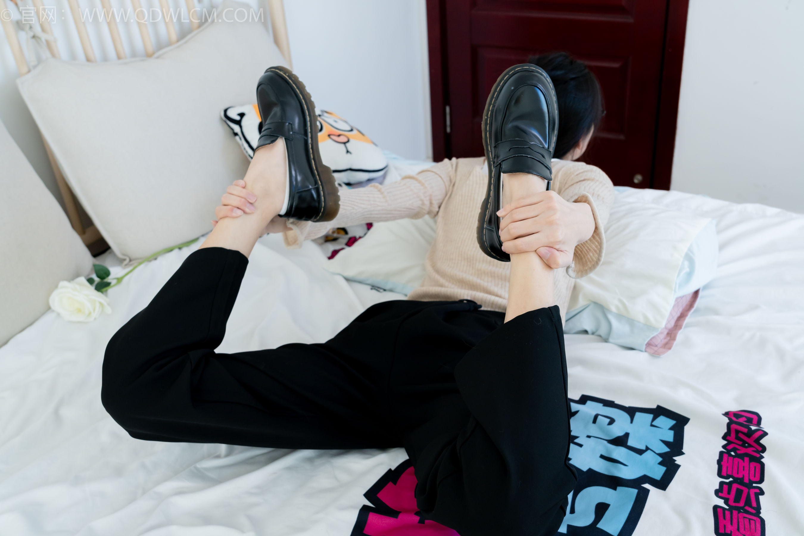 物恋传媒 No.2290 茯苓 - 板鞋、皮鞋、白船袜、黑棉袜、皮筋绑脚老头乐挠脚剧情/(230P)