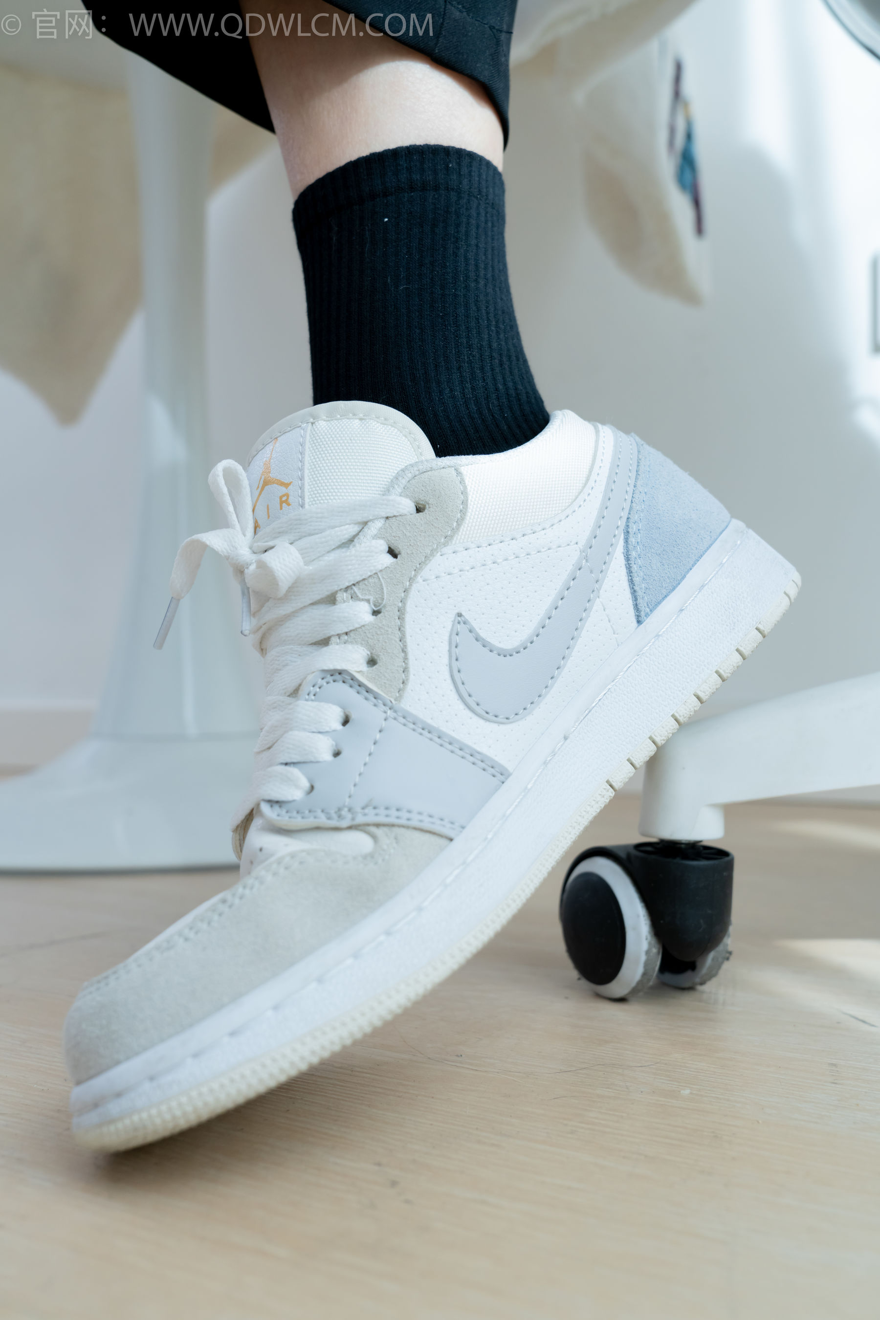 物恋传媒 No.2290 茯苓 - 板鞋、皮鞋、白船袜、黑棉袜、皮筋绑脚老头乐挠脚剧情/(230P)