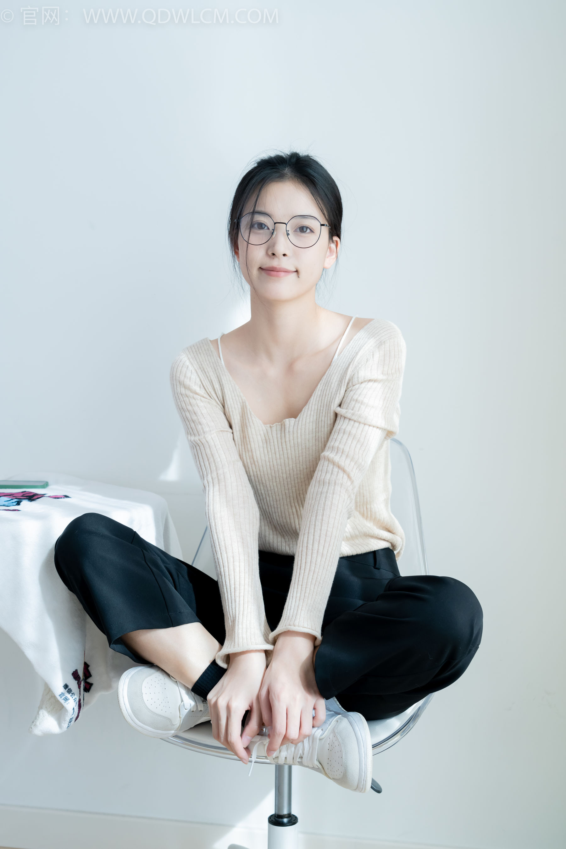 物恋传媒 No.2290 茯苓 - 板鞋、皮鞋、白船袜、黑棉袜、皮筋绑脚老头乐挠脚剧情/(230P)