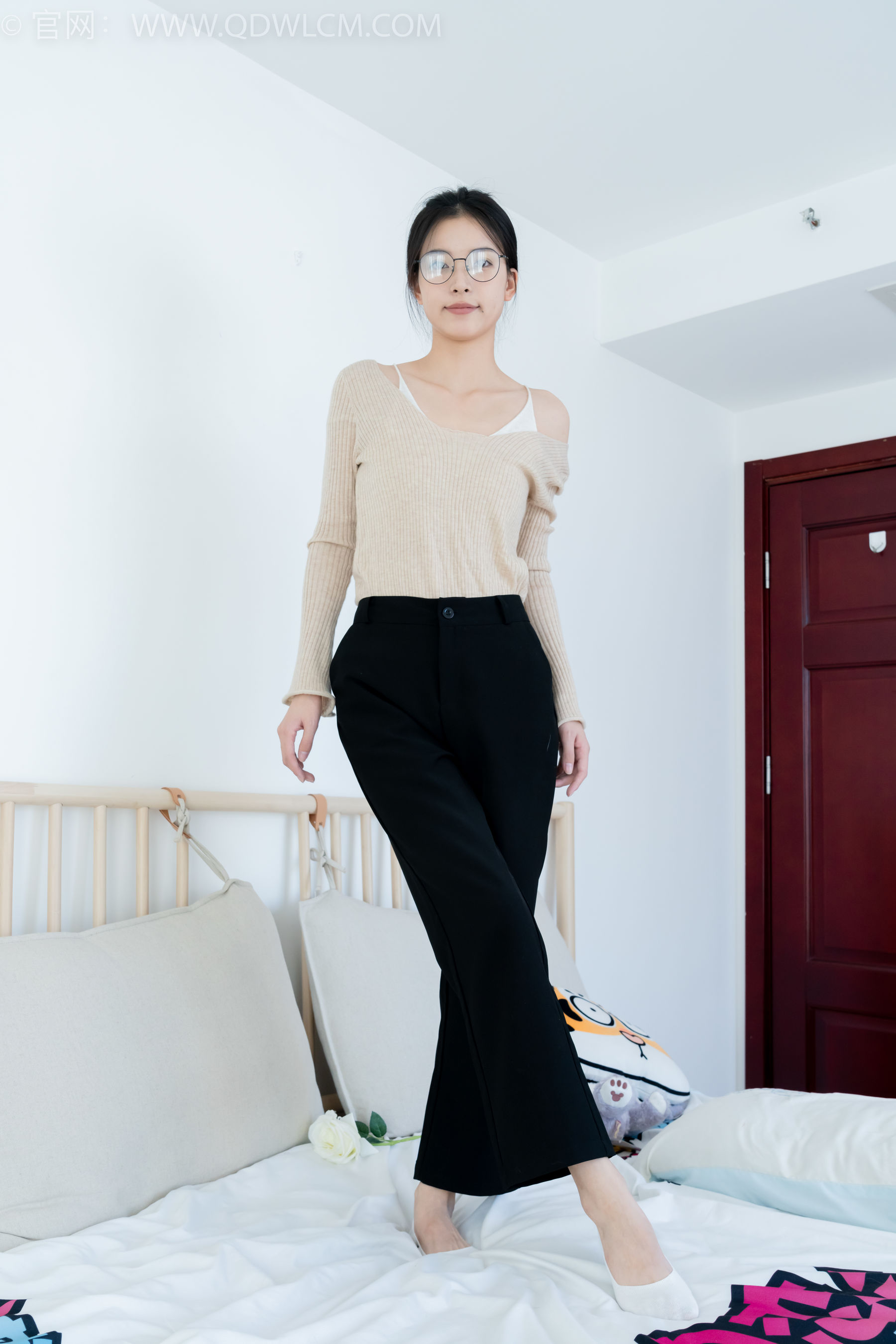 物恋传媒 No.2290 茯苓 - 板鞋、皮鞋、白船袜、黑棉袜、皮筋绑脚老头乐挠脚剧情/(230P)