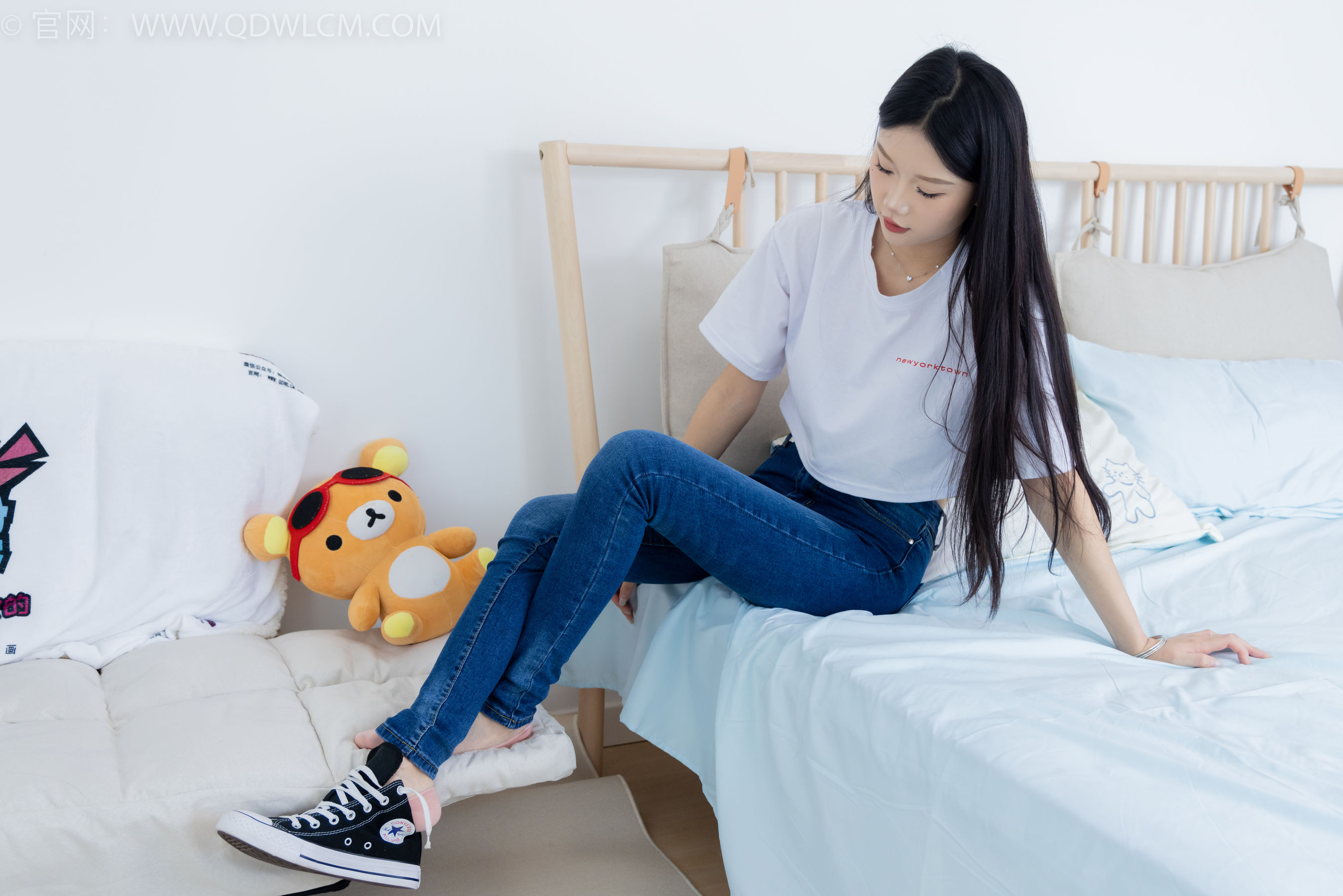 物恋传媒 No.2293 小竹 - 匡威帆布鞋、粉色船袜、肚子疼揉肚子剧情/(160P)