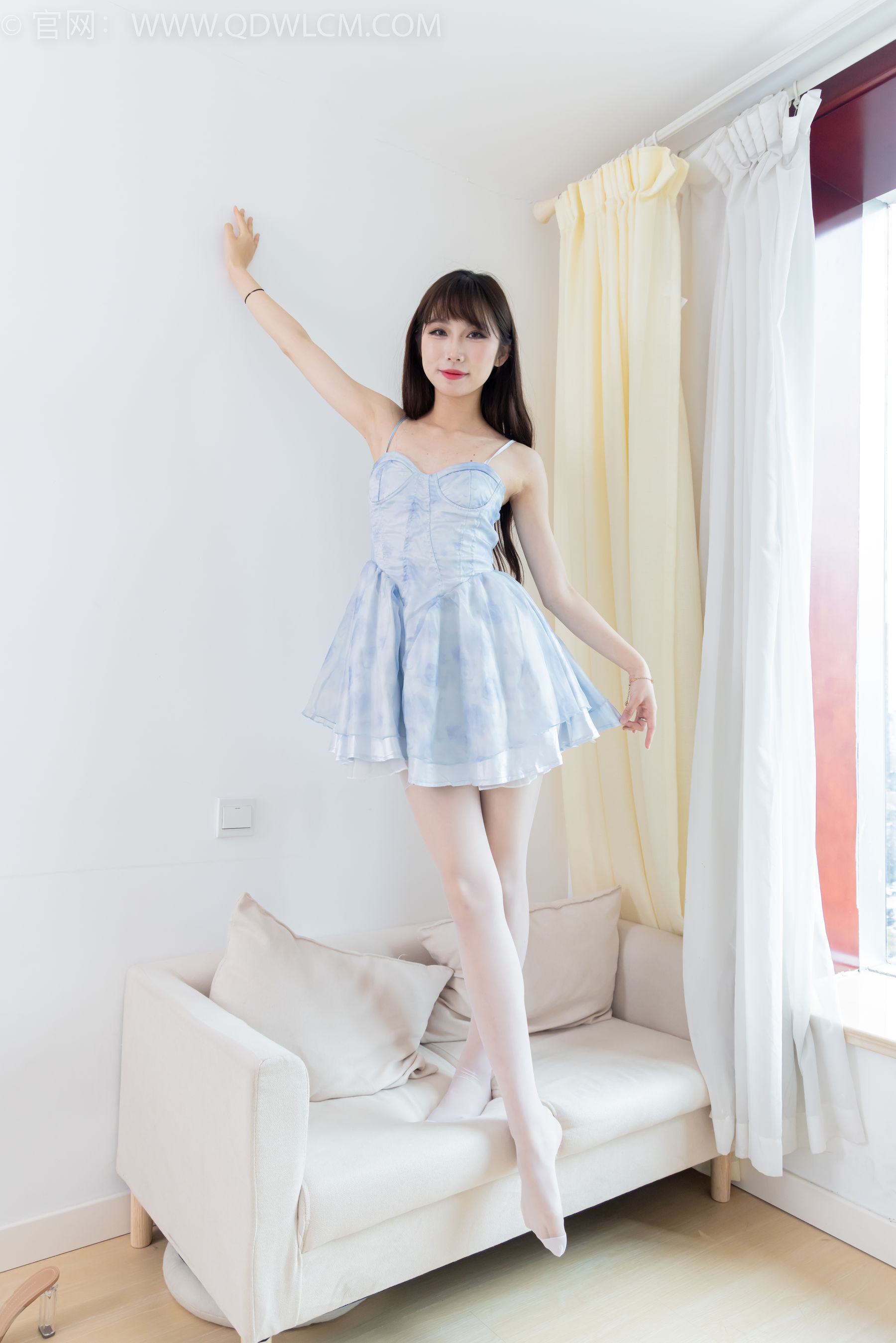 物恋传媒 No.2295 泡泡 - 高跟鞋、薄白丝、裸足/(150P)