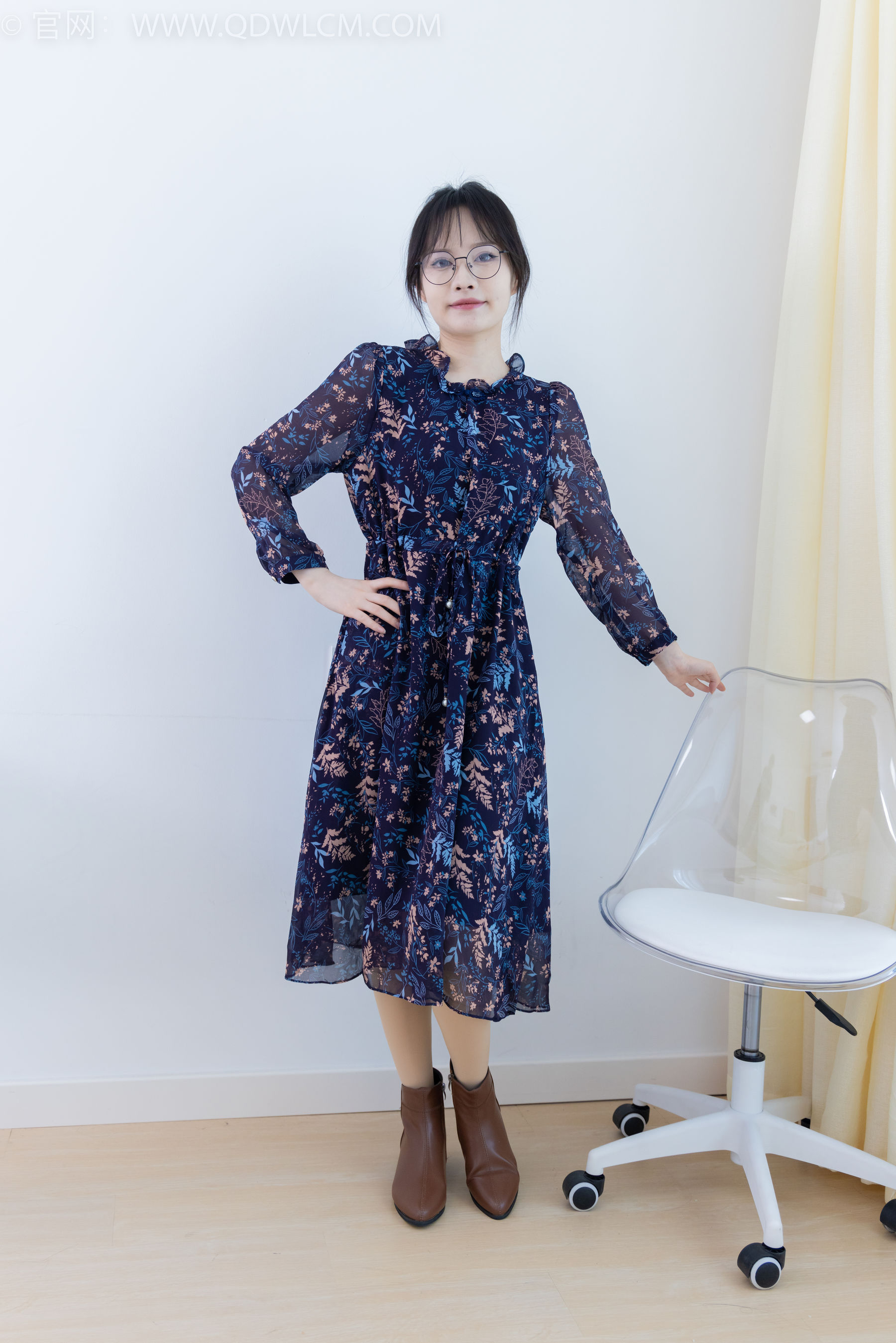 物恋传媒 No.2292 小酒 - 短靴、厚肉丝、踩小蛋糕剧情/(150P)