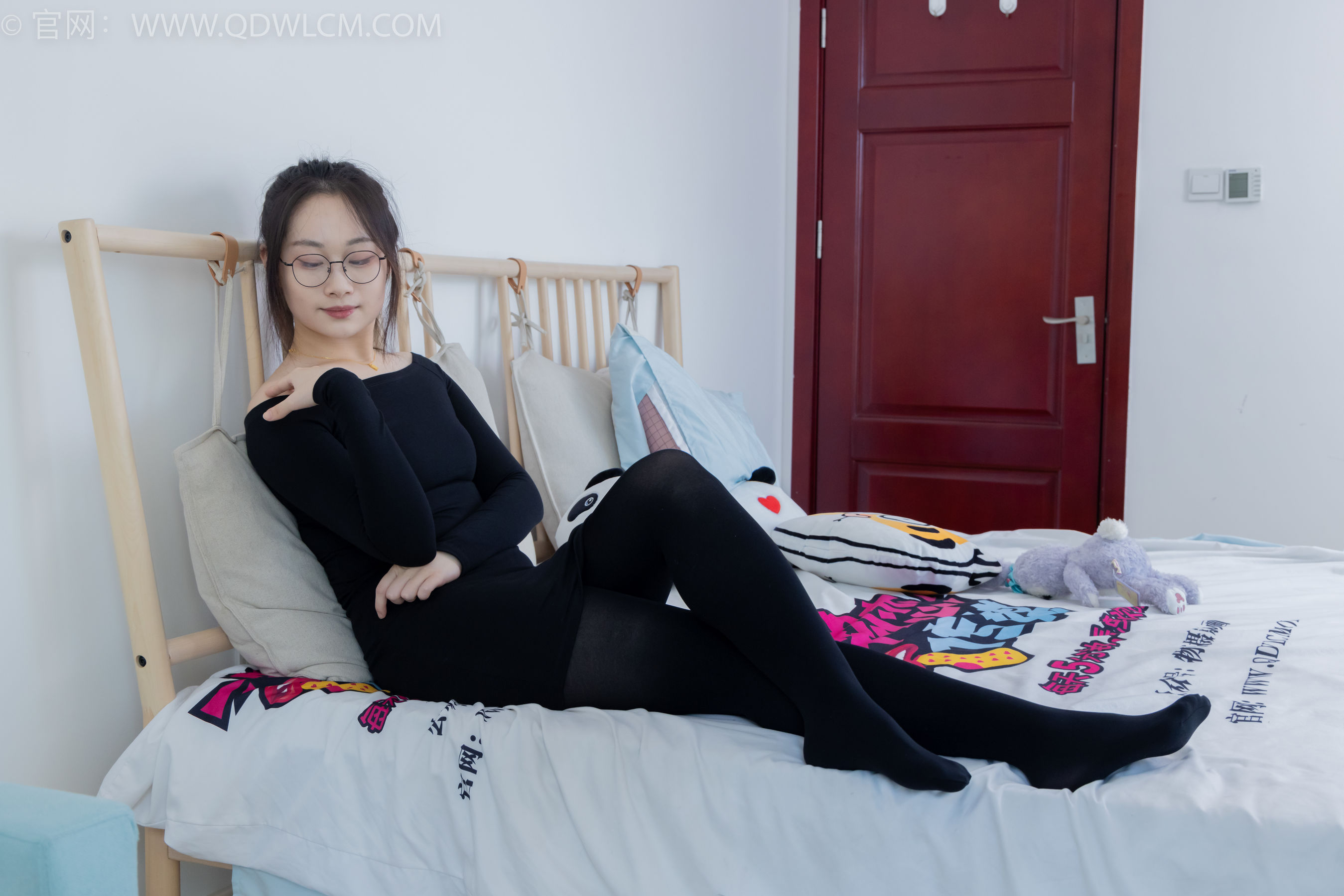 物恋传媒 No.2294 小新 - 平底鞋、厚黑丝、裸足/(150P)