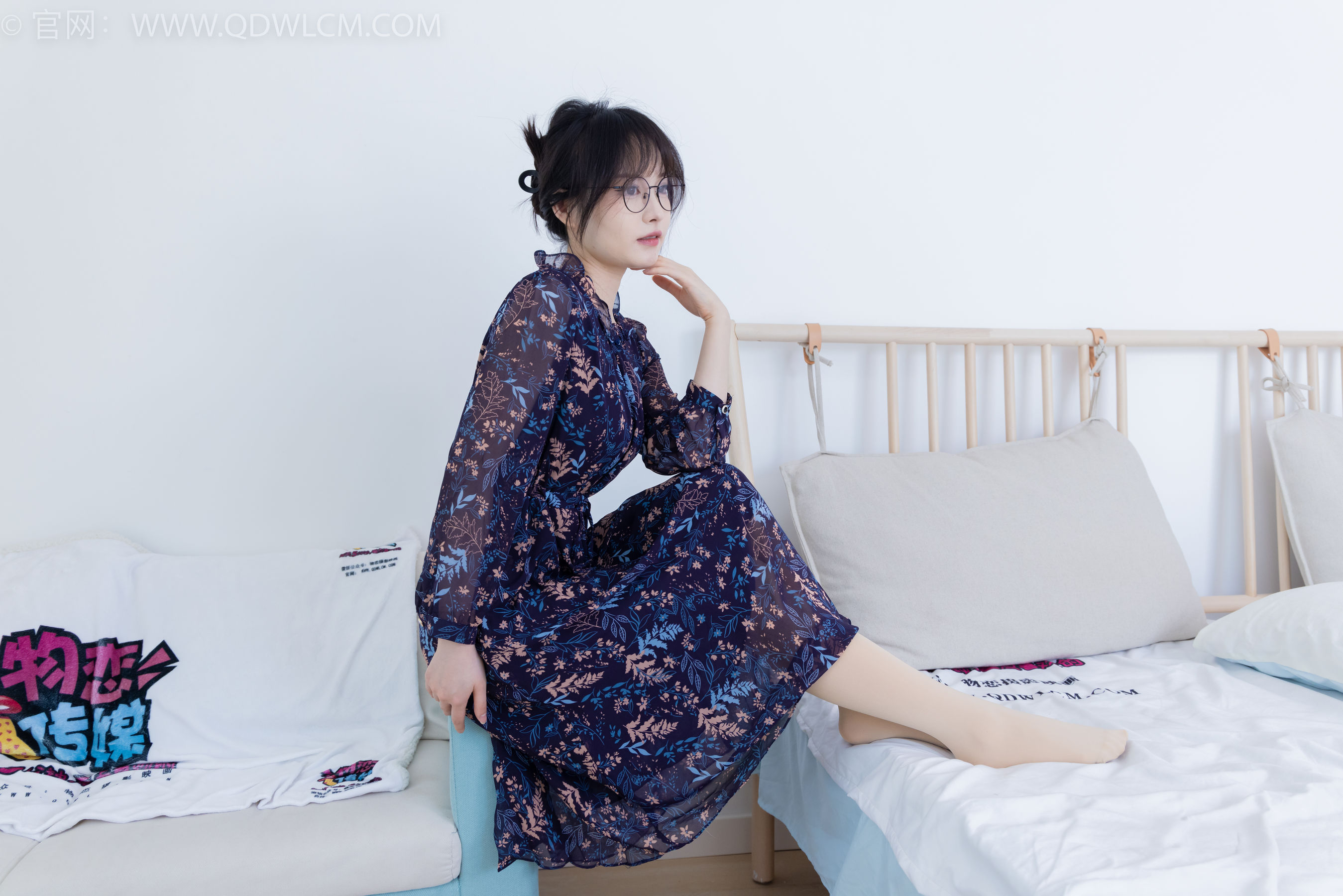 物恋传媒 No.2292 小酒 - 短靴、厚肉丝、踩小蛋糕剧情/(150P)