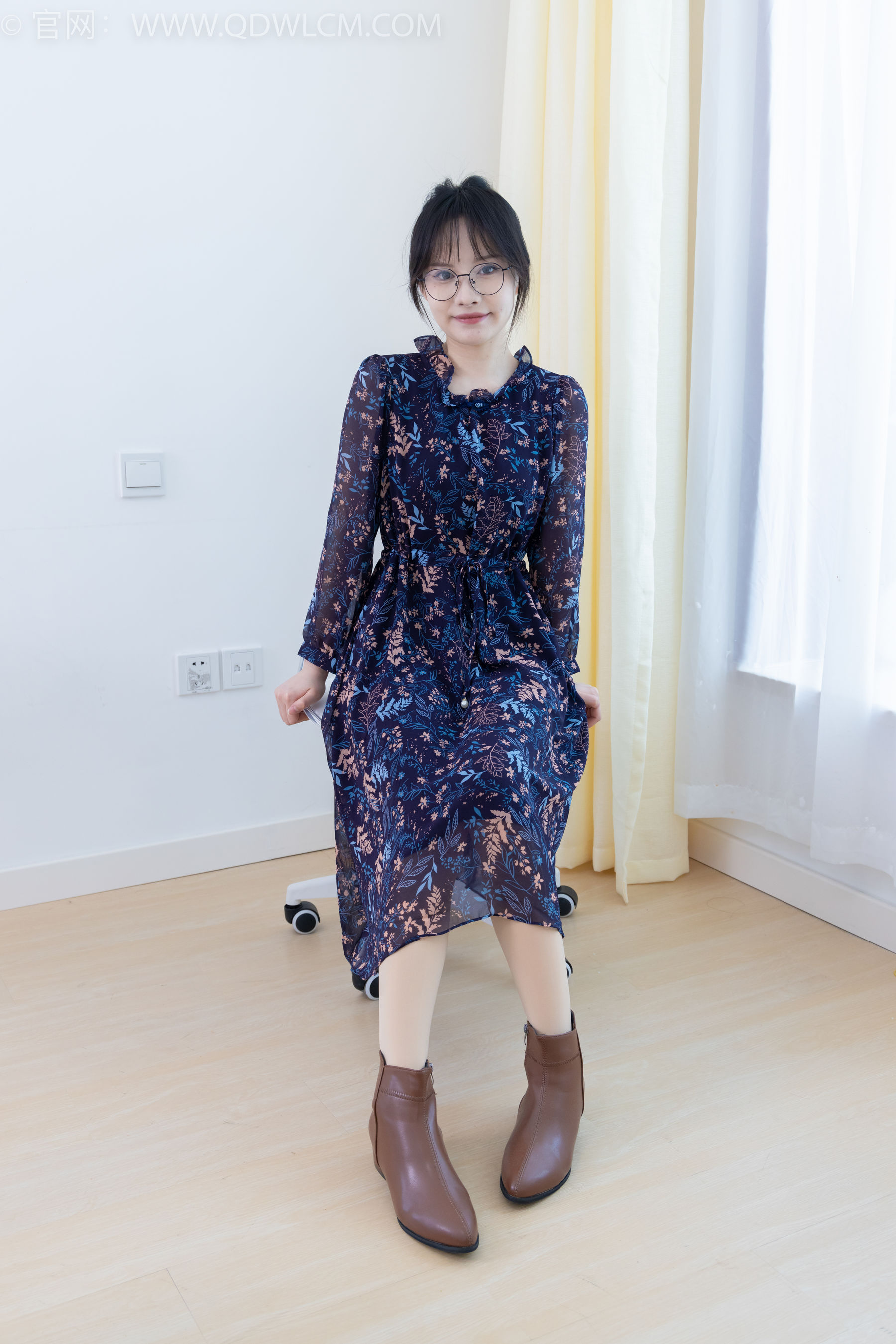 物恋传媒 No.2292 小酒 - 短靴、厚肉丝、踩小蛋糕剧情/(150P)