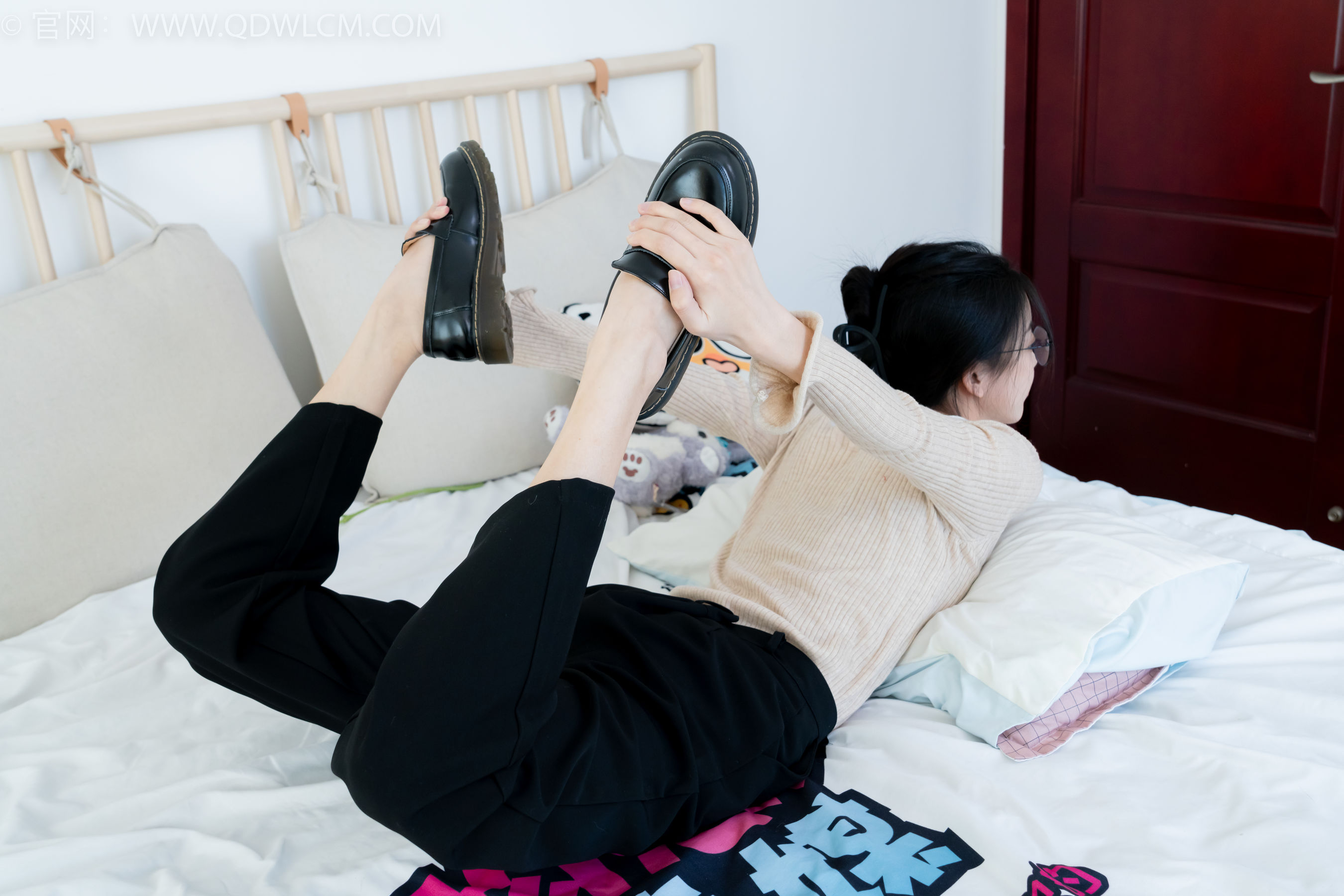 物恋传媒 No.2290 茯苓 - 板鞋、皮鞋、白船袜、黑棉袜、皮筋绑脚老头乐挠脚剧情/(230P)