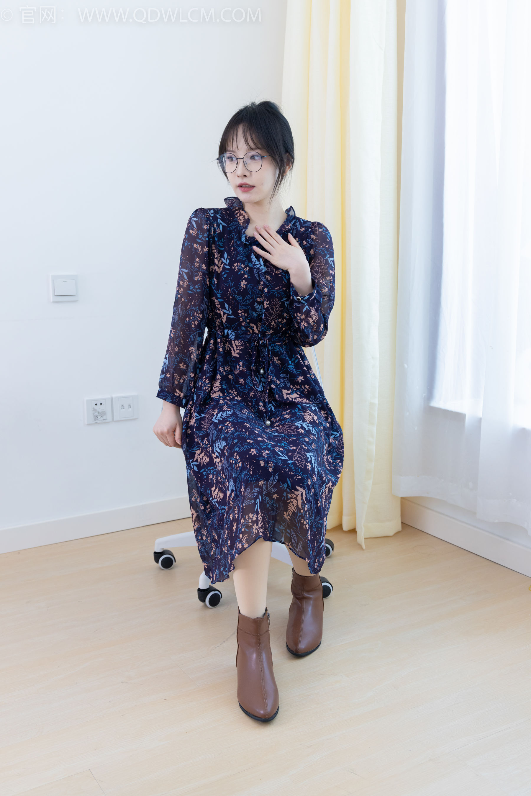 物恋传媒 No.2292 小酒 - 短靴、厚肉丝、踩小蛋糕剧情/(150P)