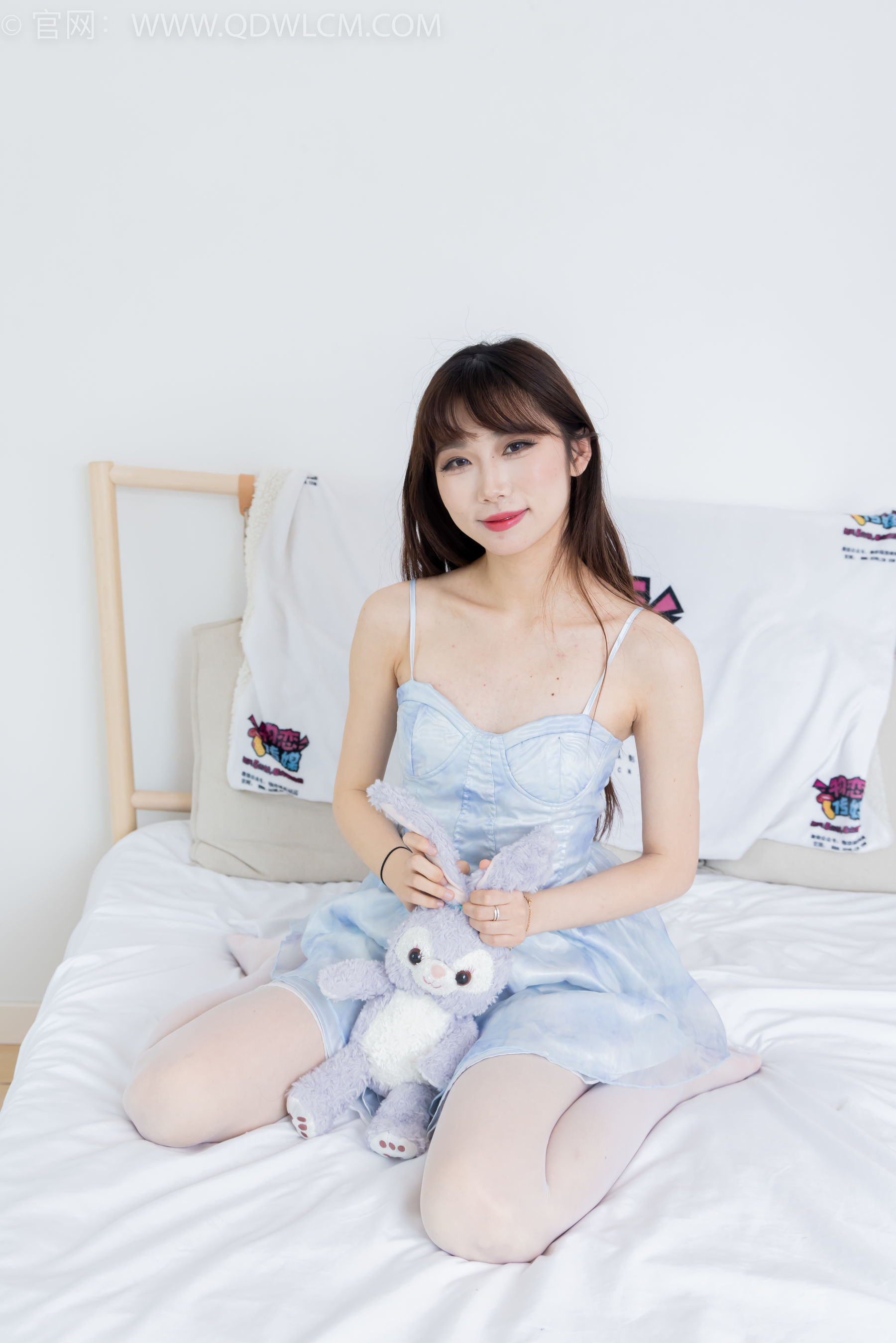 物恋传媒 No.2295 泡泡 - 高跟鞋、薄白丝、裸足/(150P)