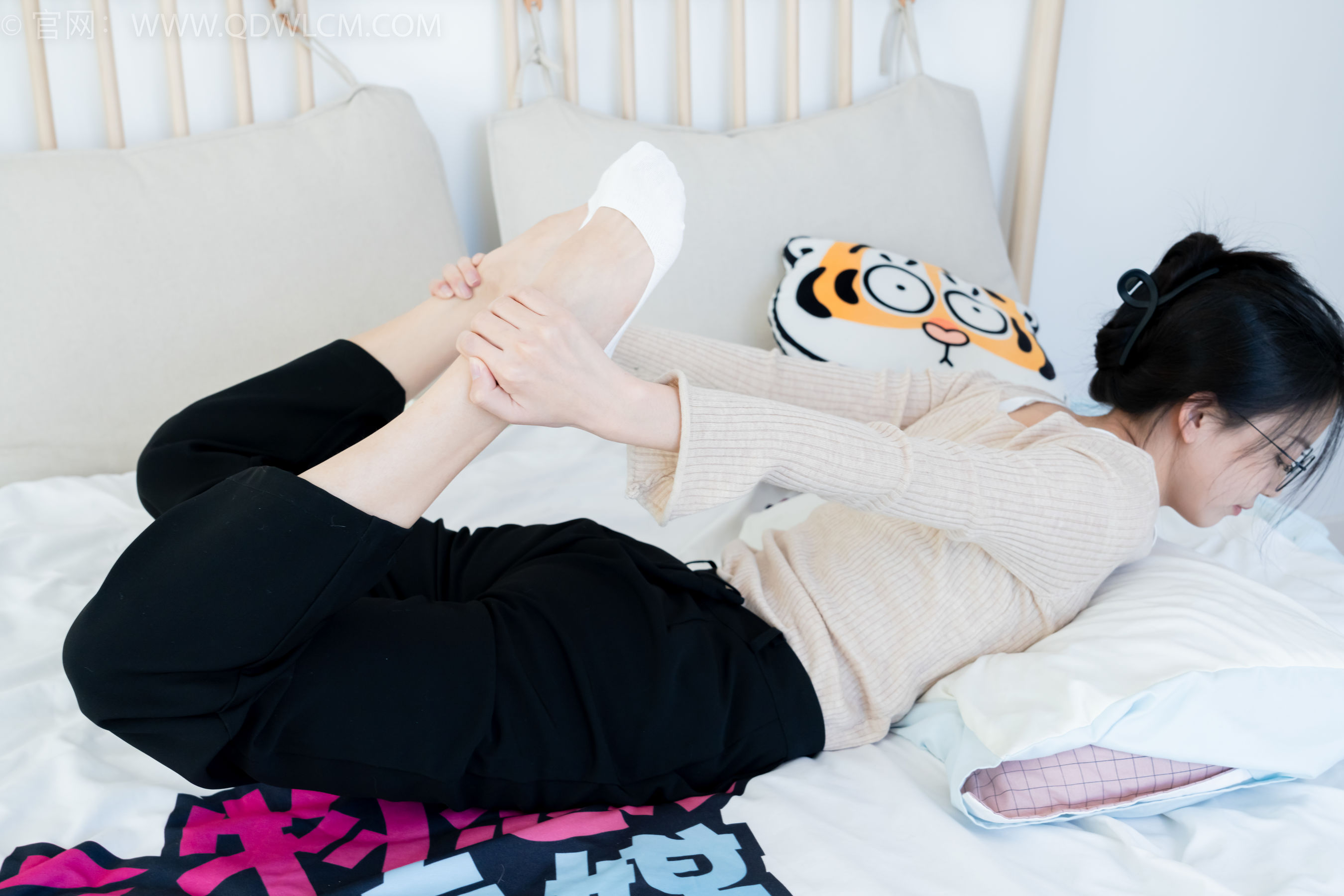 物恋传媒 No.2290 茯苓 - 板鞋、皮鞋、白船袜、黑棉袜、皮筋绑脚老头乐挠脚剧情/(230P)