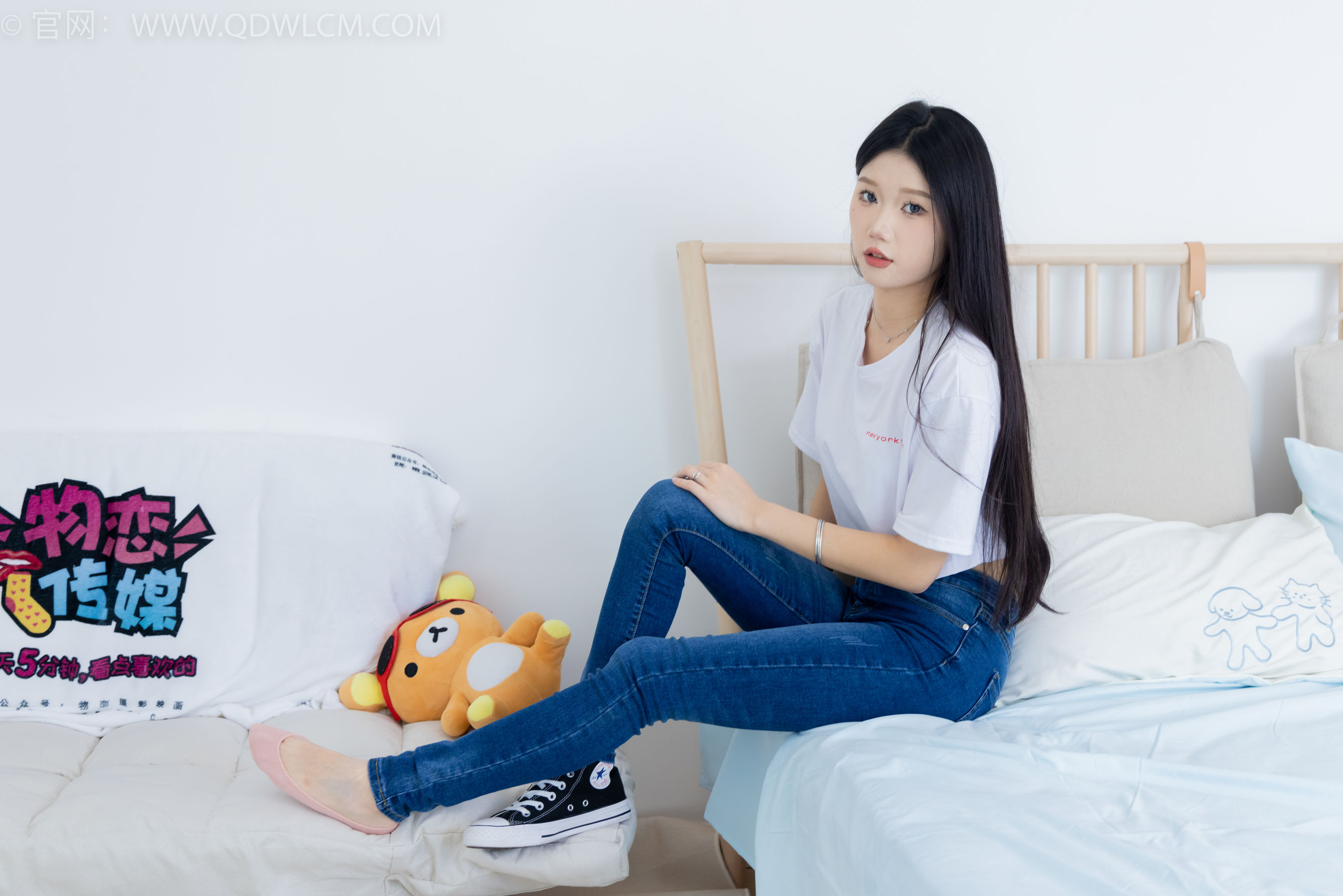 物恋传媒 No.2293 小竹 - 匡威帆布鞋、粉色船袜、肚子疼揉肚子剧情/(160P)