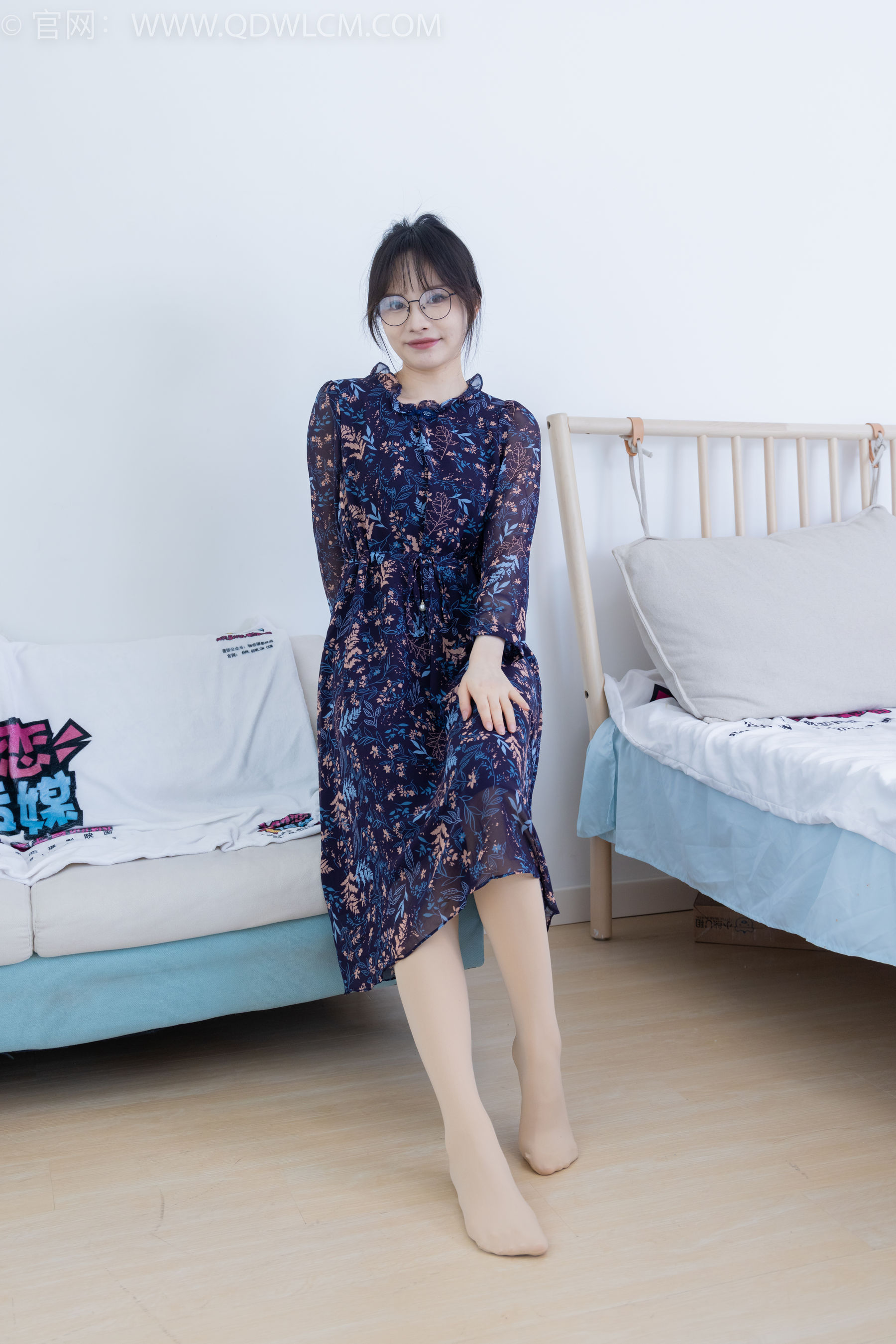 物恋传媒 No.2292 小酒 - 短靴、厚肉丝、踩小蛋糕剧情/(150P)