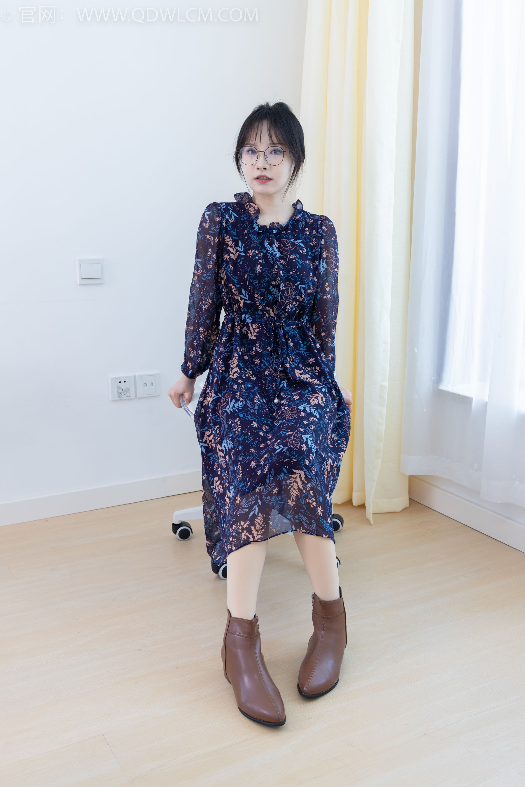 物恋传媒 No.2292 小酒 - 短靴、厚肉丝、踩小蛋糕剧情/(150P)