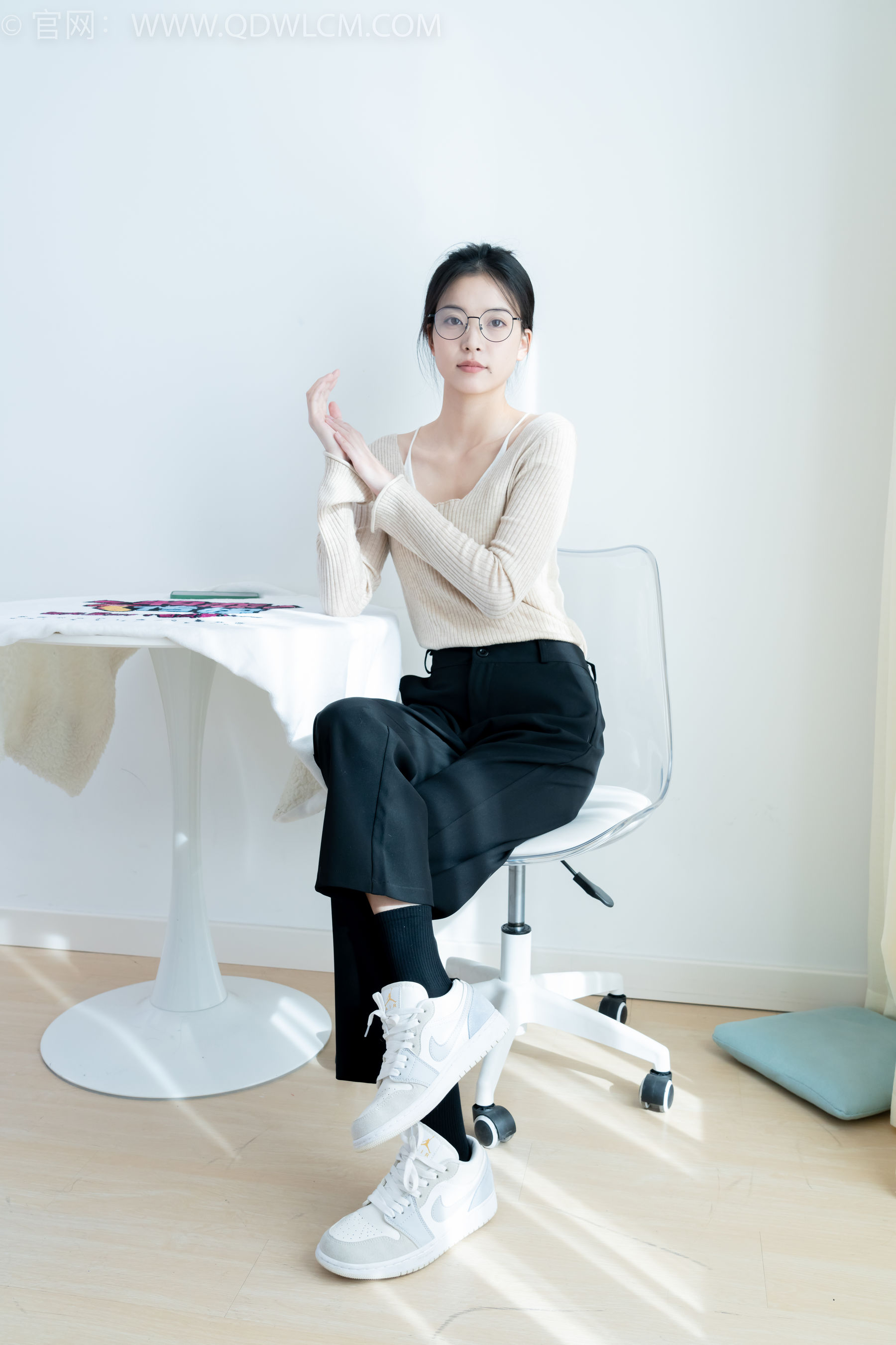 物恋传媒 No.2290 茯苓 - 板鞋、皮鞋、白船袜、黑棉袜、皮筋绑脚老头乐挠脚剧情/(230P)