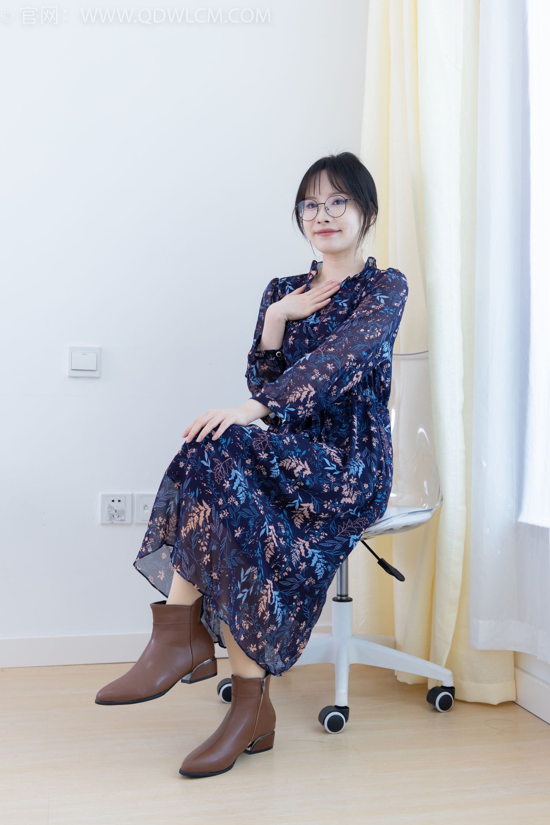 物恋传媒 No.2292 小酒 - 短靴、厚肉丝、踩小蛋糕剧情/(150P)