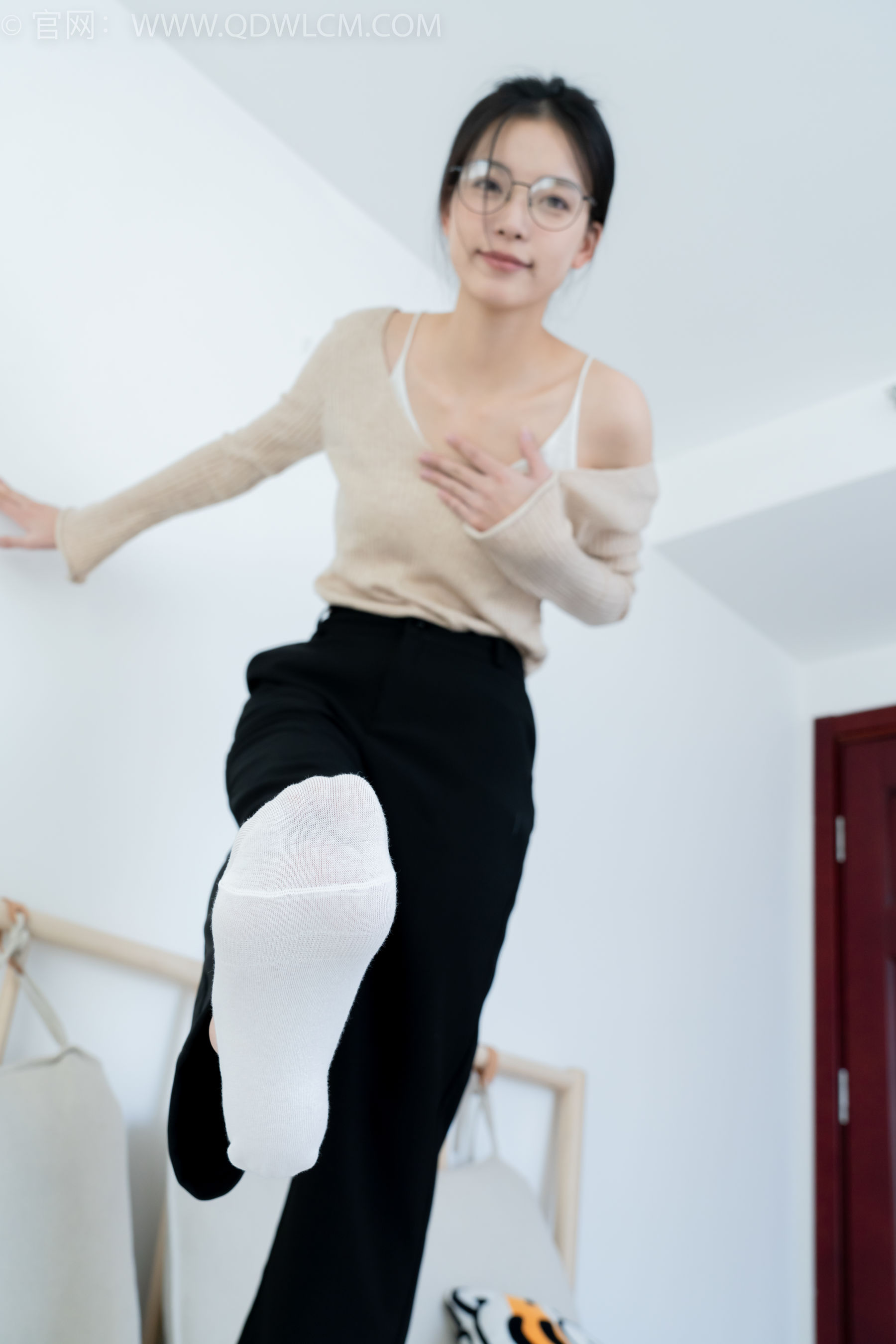 物恋传媒 No.2290 茯苓 - 板鞋、皮鞋、白船袜、黑棉袜、皮筋绑脚老头乐挠脚剧情/(230P)