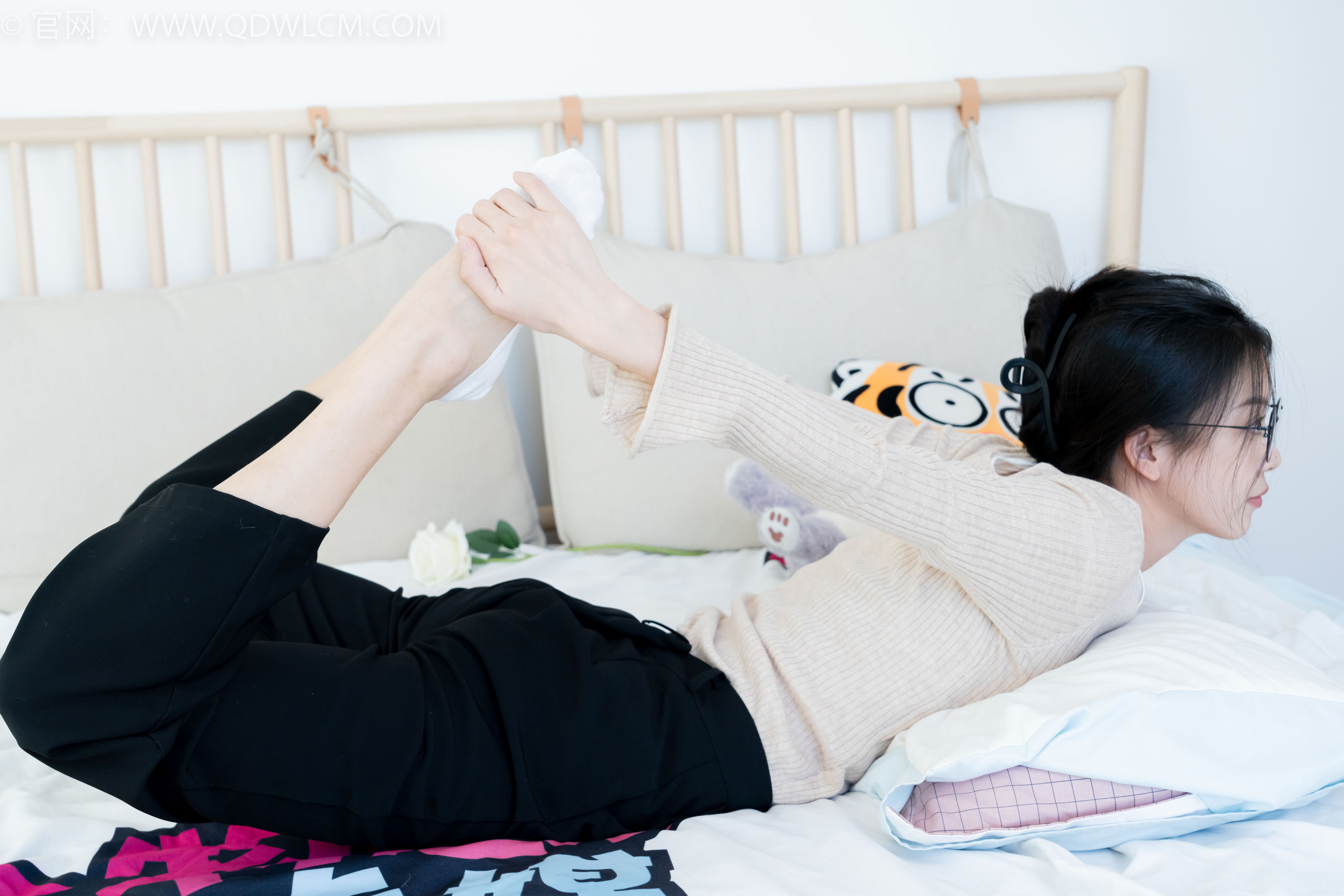 物恋传媒 No.2290 茯苓 - 板鞋、皮鞋、白船袜、黑棉袜、皮筋绑脚老头乐挠脚剧情/(230P)