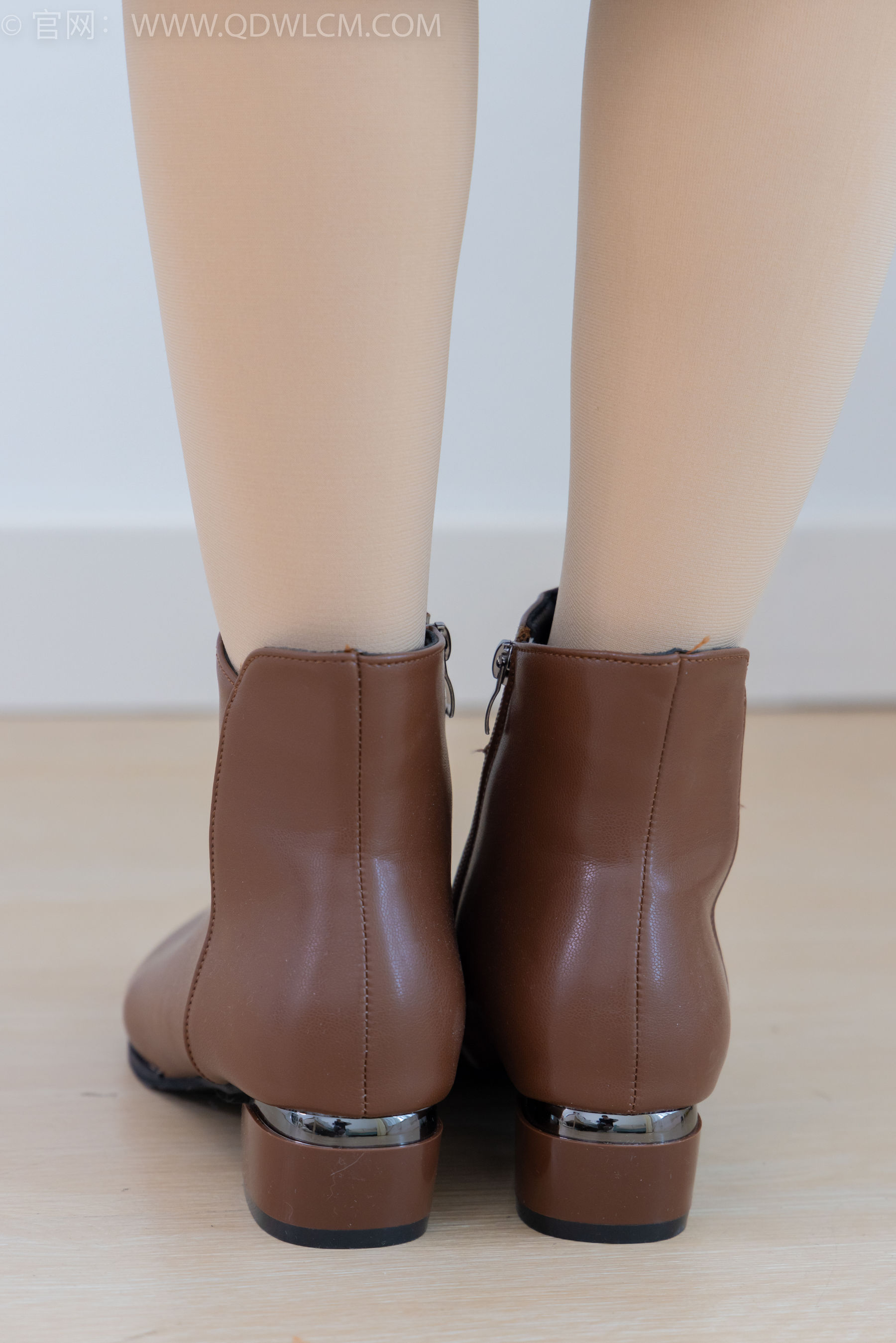 物恋传媒 No.2292 小酒 - 短靴、厚肉丝、踩小蛋糕剧情/(150P)