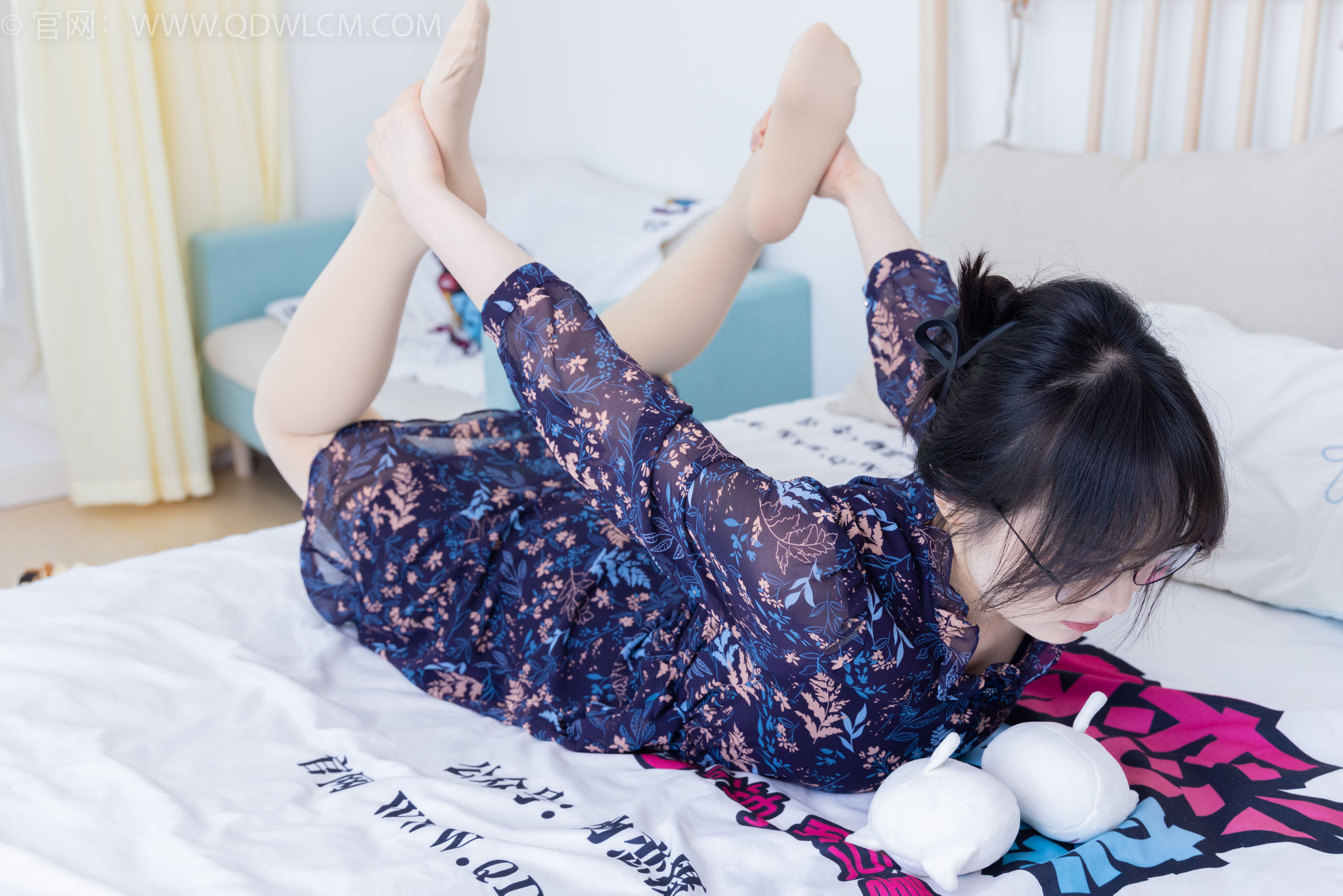 物恋传媒 No.2292 小酒 - 短靴、厚肉丝、踩小蛋糕剧情/(150P)