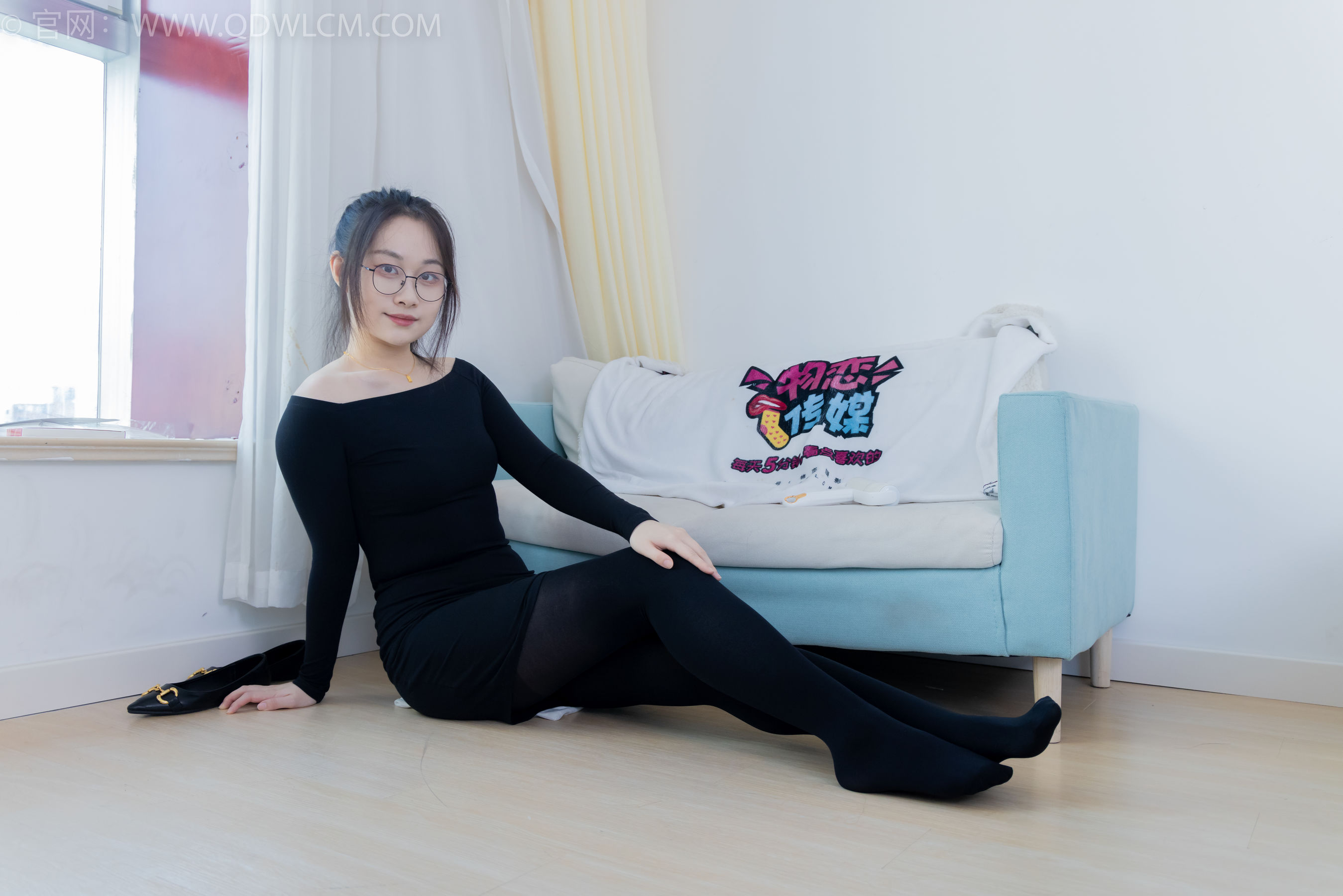 物恋传媒 No.2294 小新 - 平底鞋、厚黑丝、裸足/(150P)