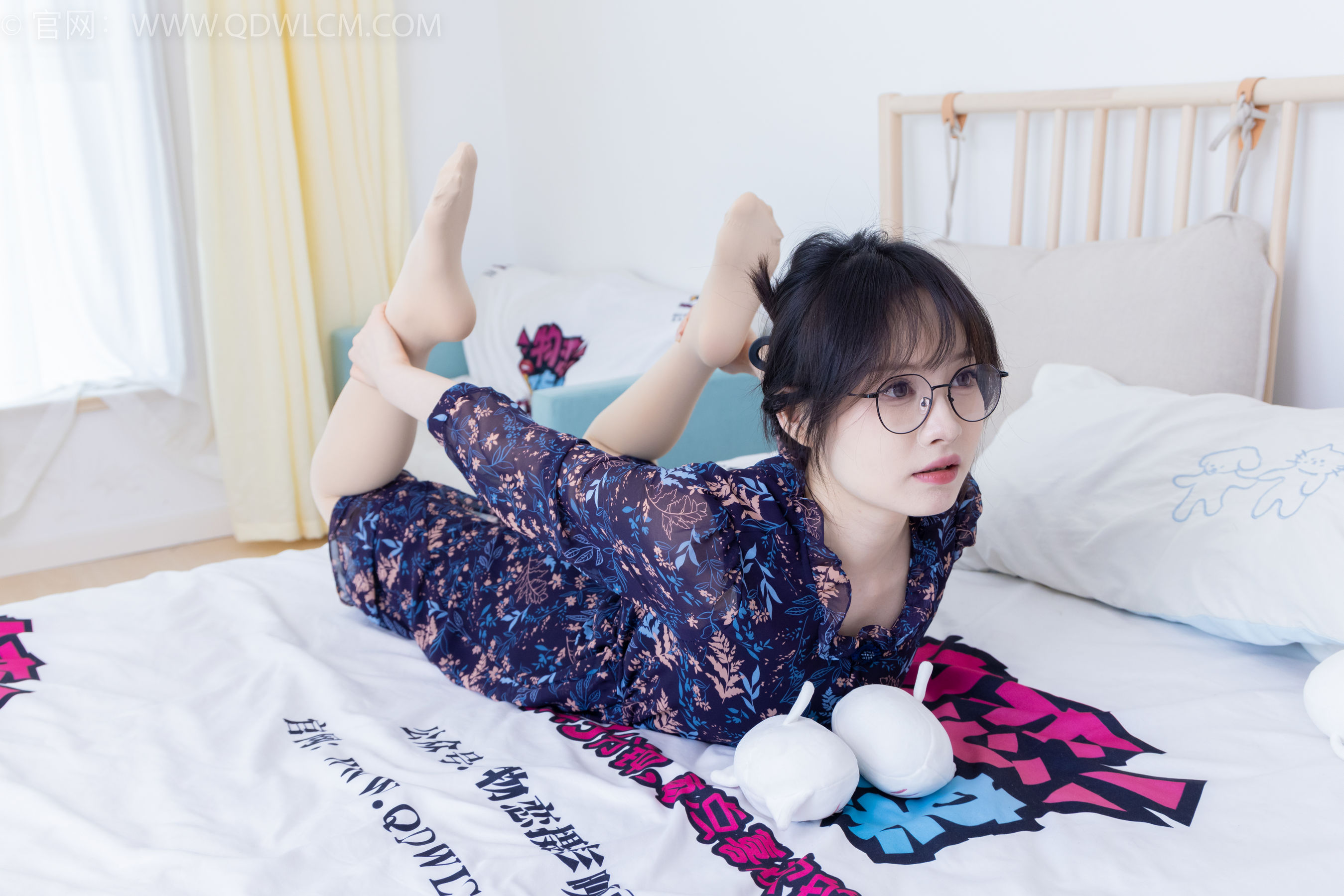 物恋传媒 No.2292 小酒 - 短靴、厚肉丝、踩小蛋糕剧情/(150P)