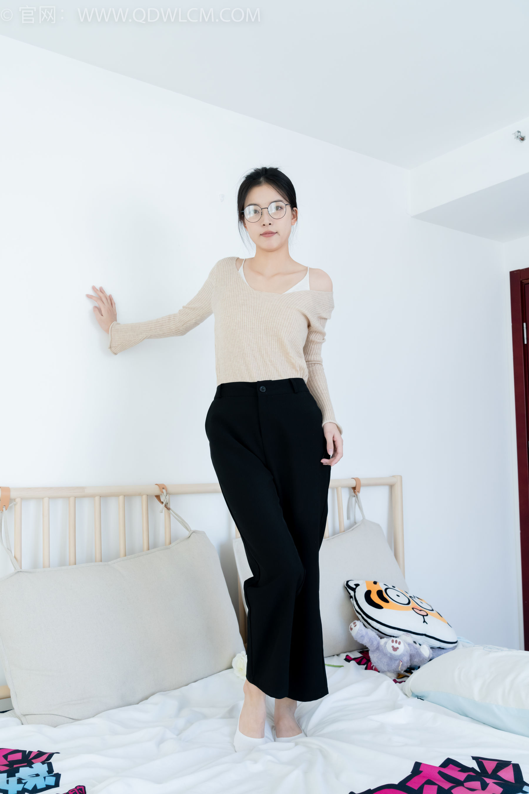 物恋传媒 No.2290 茯苓 - 板鞋、皮鞋、白船袜、黑棉袜、皮筋绑脚老头乐挠脚剧情/(230P)