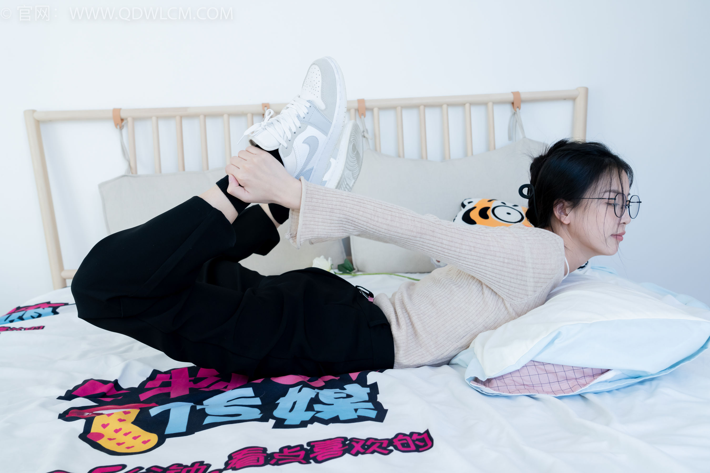 物恋传媒 No.2290 茯苓 - 板鞋、皮鞋、白船袜、黑棉袜、皮筋绑脚老头乐挠脚剧情/(230P)