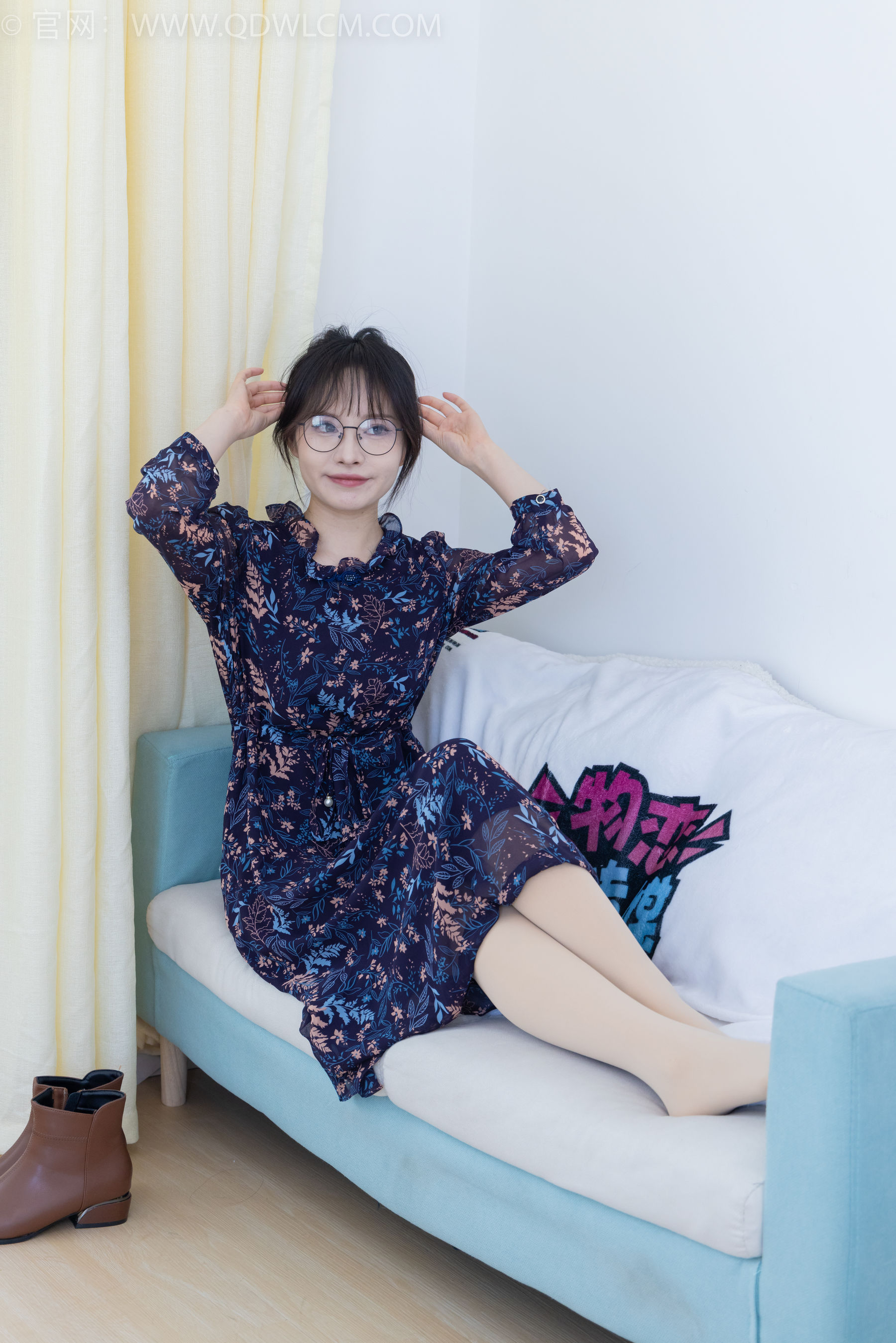 物恋传媒 No.2292 小酒 - 短靴、厚肉丝、踩小蛋糕剧情/(150P)