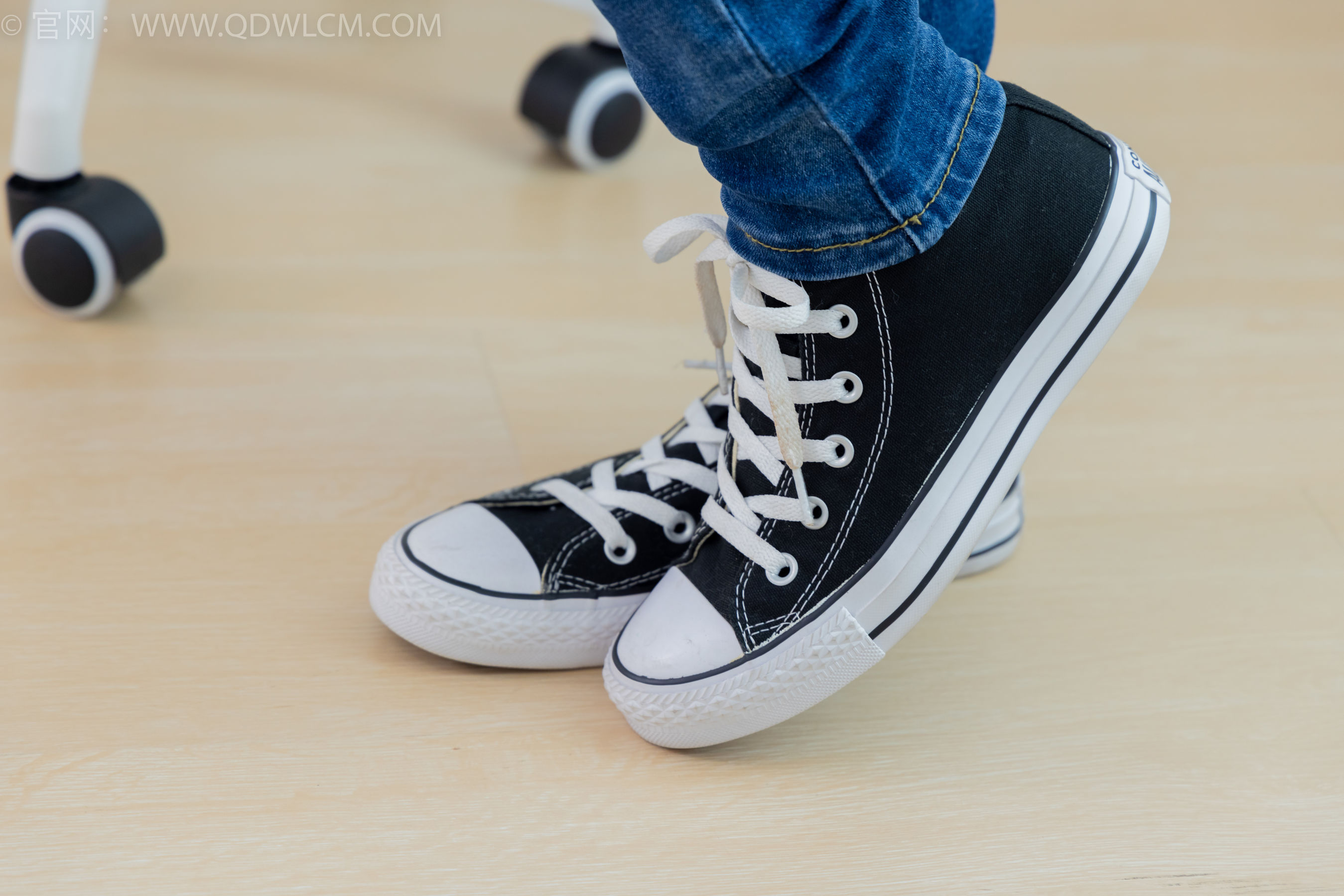 物恋传媒 No.2293 小竹 - 匡威帆布鞋、粉色船袜、肚子疼揉肚子剧情/(160P)