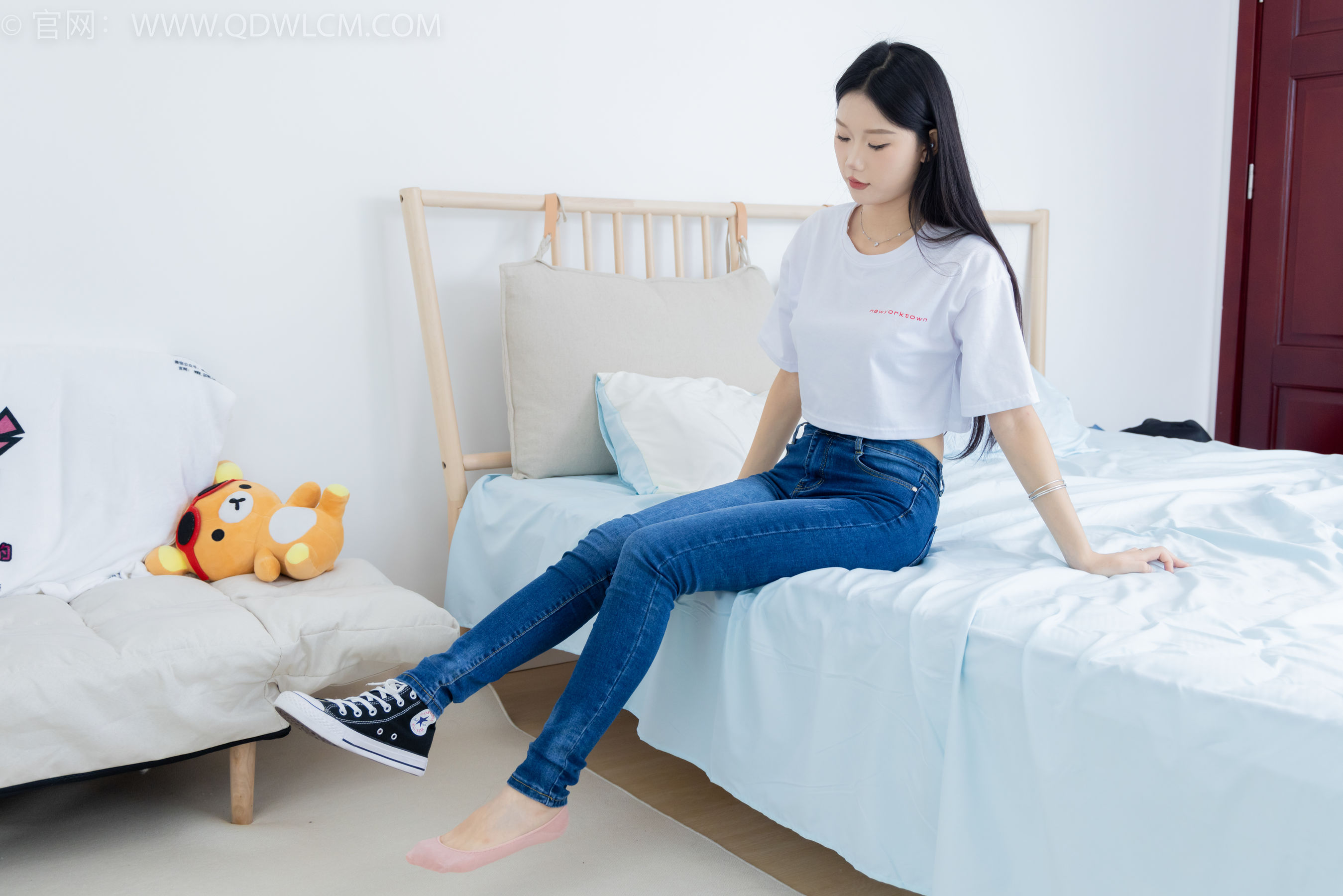 物恋传媒 No.2293 小竹 - 匡威帆布鞋、粉色船袜、肚子疼揉肚子剧情/(160P)