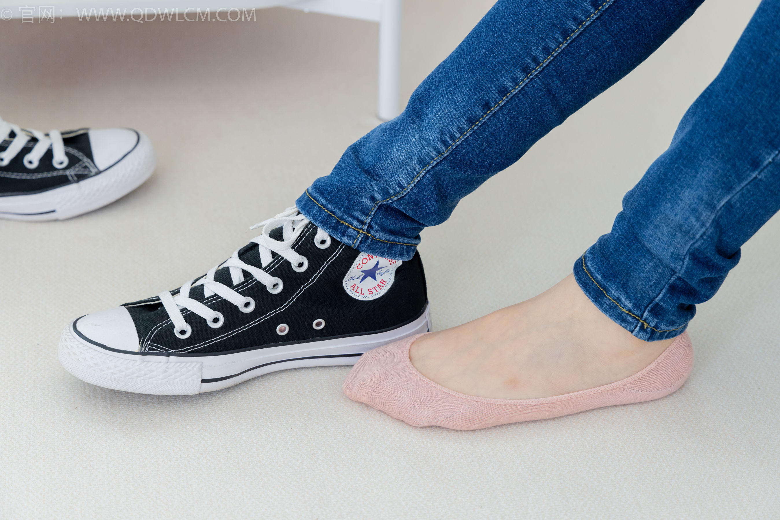 物恋传媒 No.2293 小竹 - 匡威帆布鞋、粉色船袜、肚子疼揉肚子剧情/(160P)