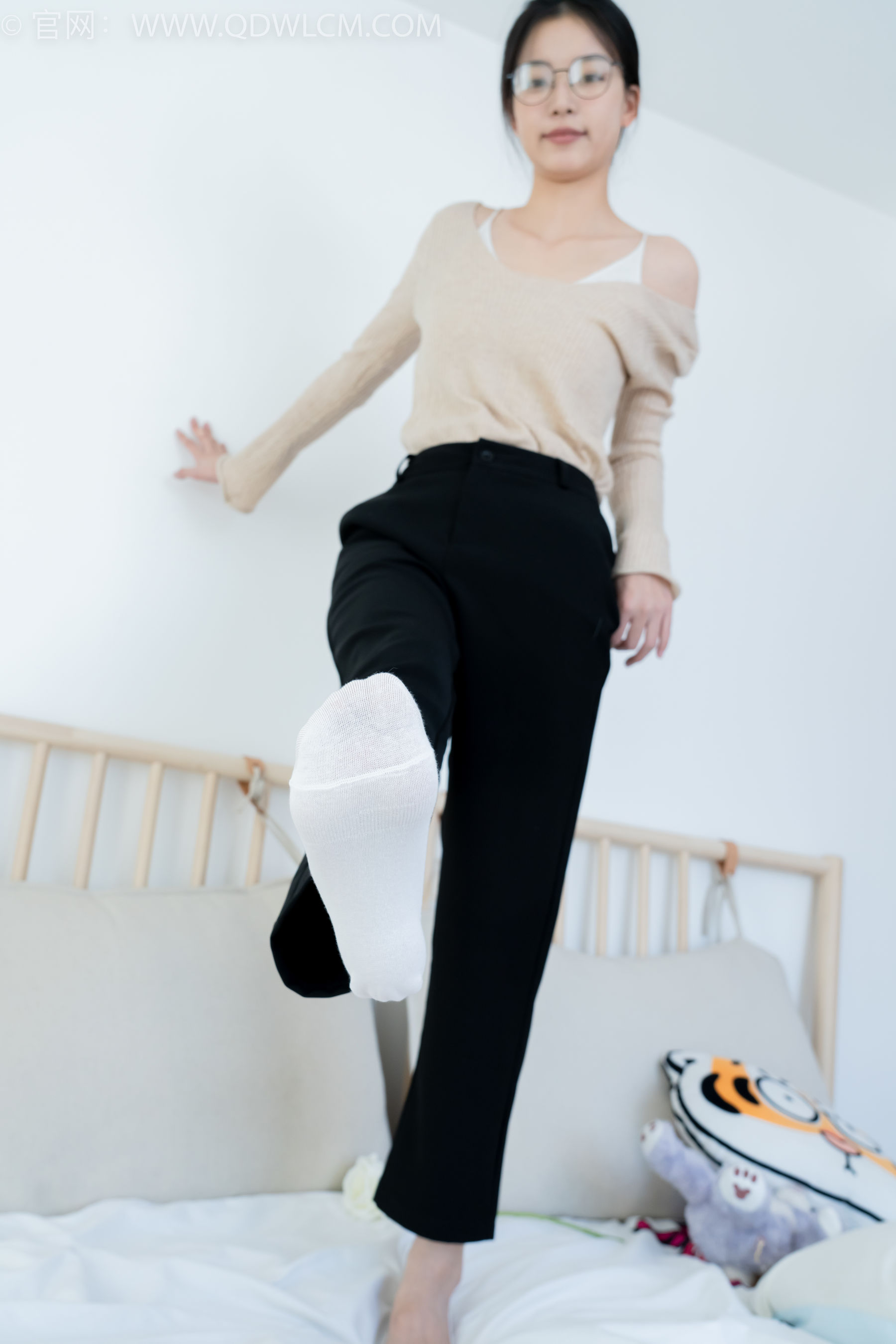 物恋传媒 No.2290 茯苓 - 板鞋、皮鞋、白船袜、黑棉袜、皮筋绑脚老头乐挠脚剧情/(230P)