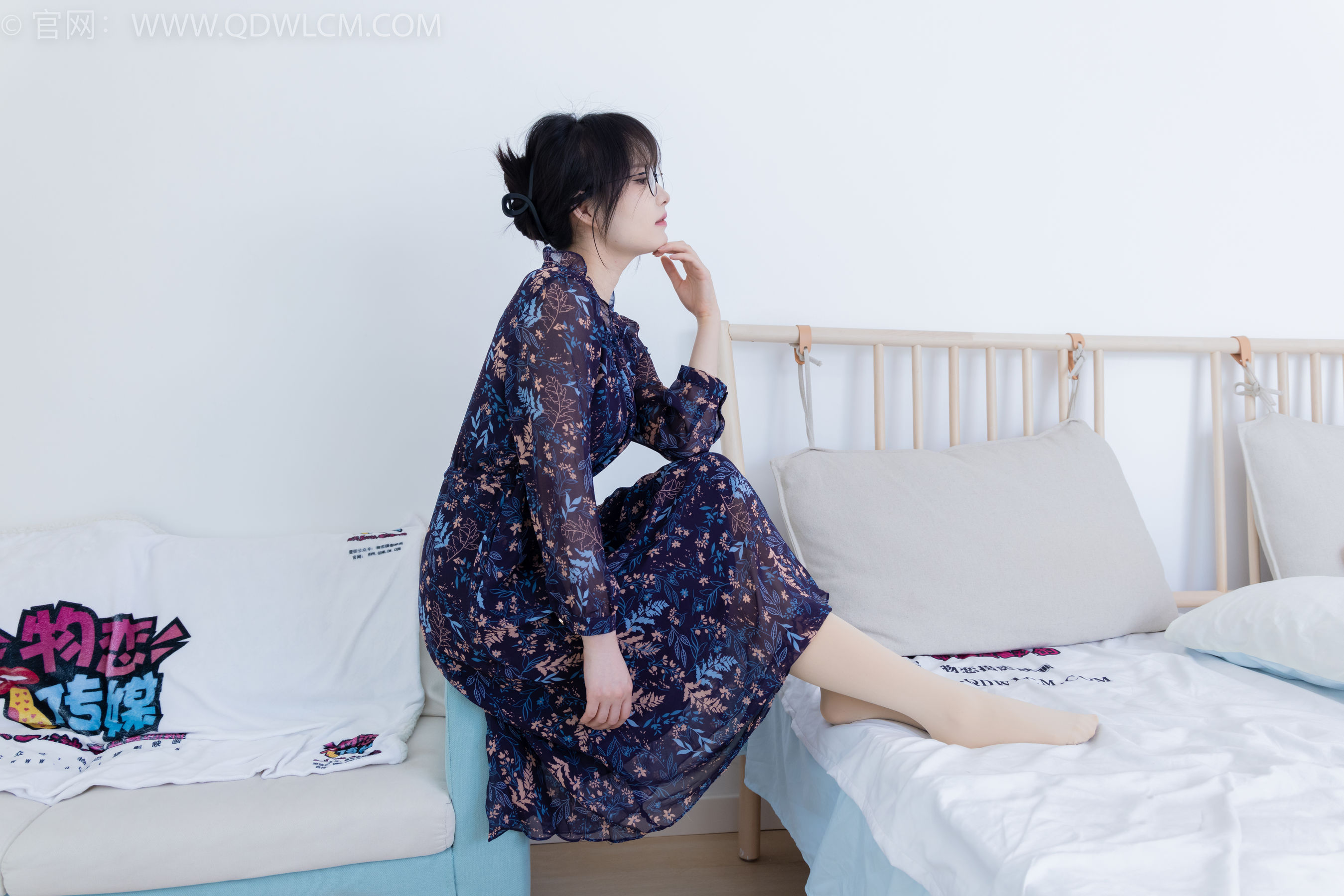 物恋传媒 No.2292 小酒 - 短靴、厚肉丝、踩小蛋糕剧情/(150P)