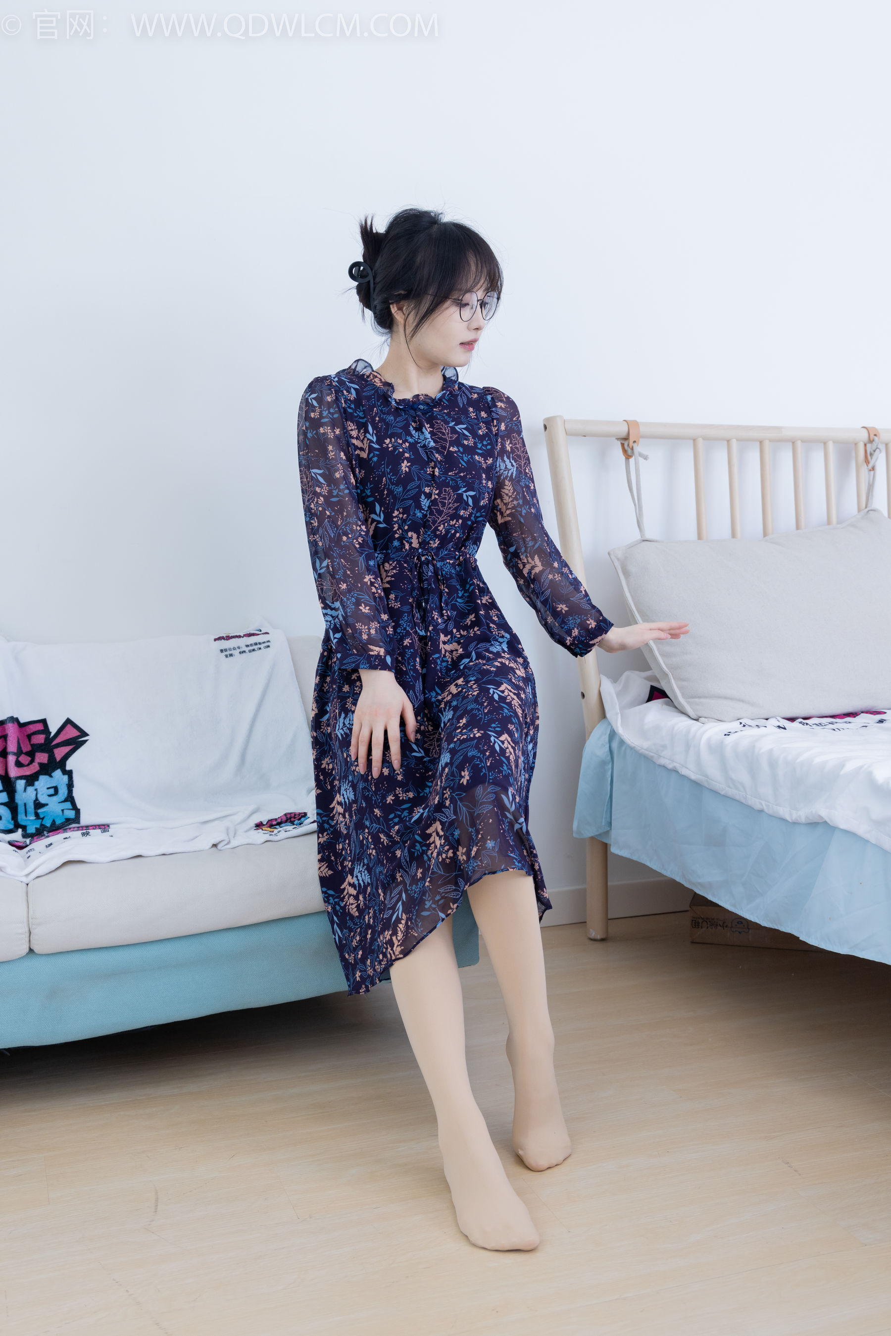 物恋传媒 No.2292 小酒 - 短靴、厚肉丝、踩小蛋糕剧情/(150P)