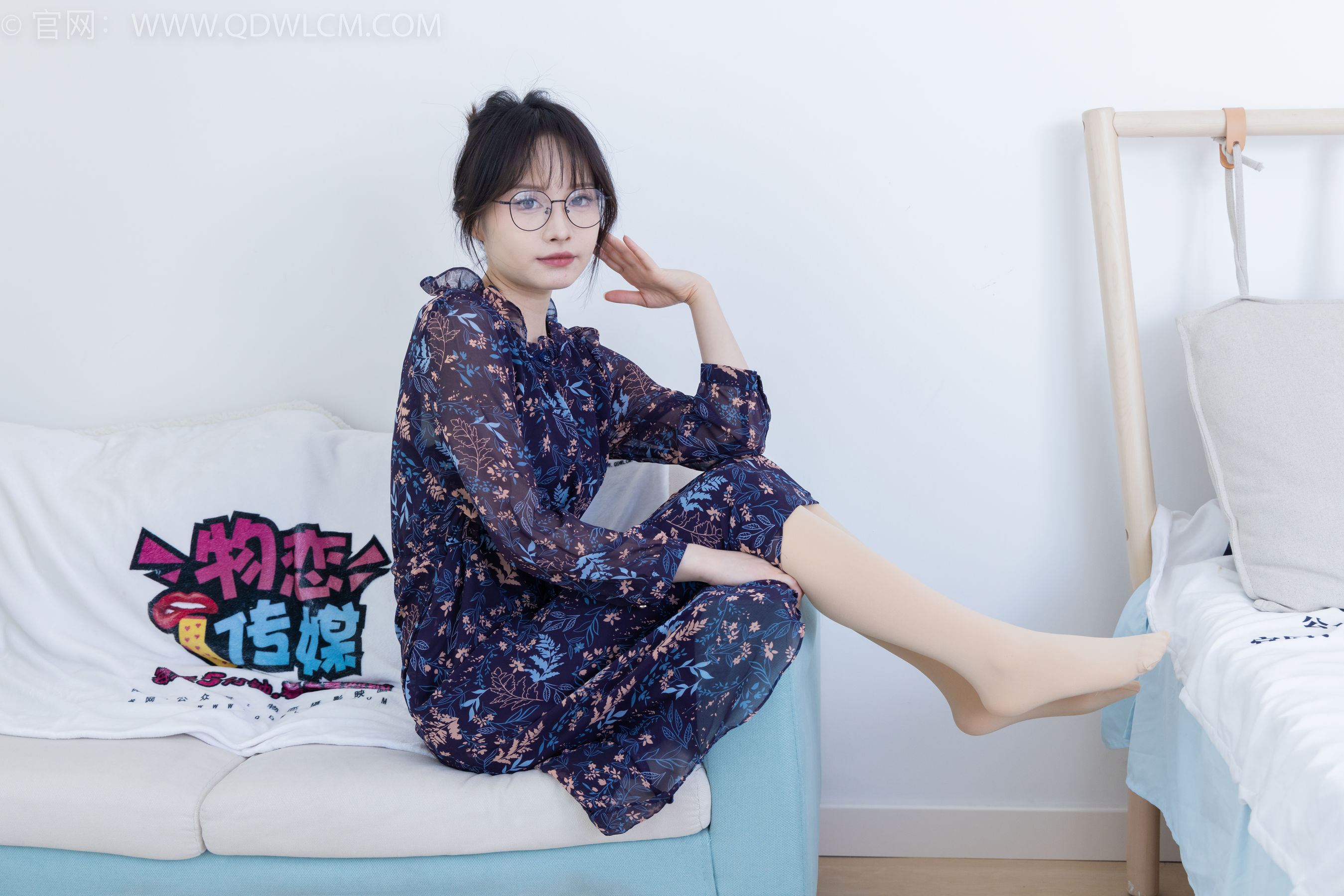 物恋传媒 No.2292 小酒 - 短靴、厚肉丝、踩小蛋糕剧情/(150P)