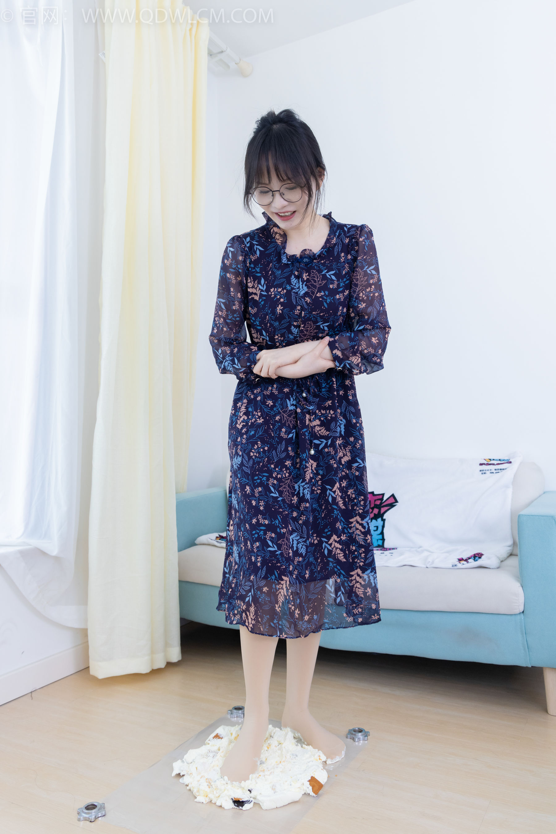 物恋传媒 No.2292 小酒 - 短靴、厚肉丝、踩小蛋糕剧情/(150P)