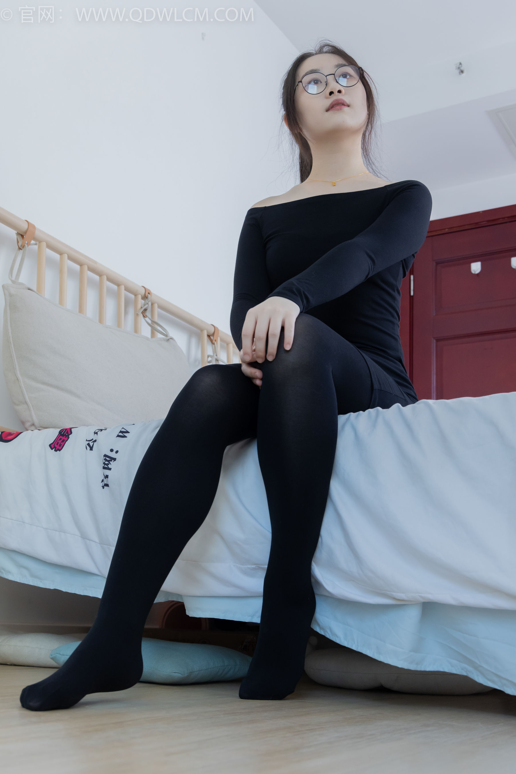 物恋传媒 No.2294 小新 - 平底鞋、厚黑丝、裸足/(150P)