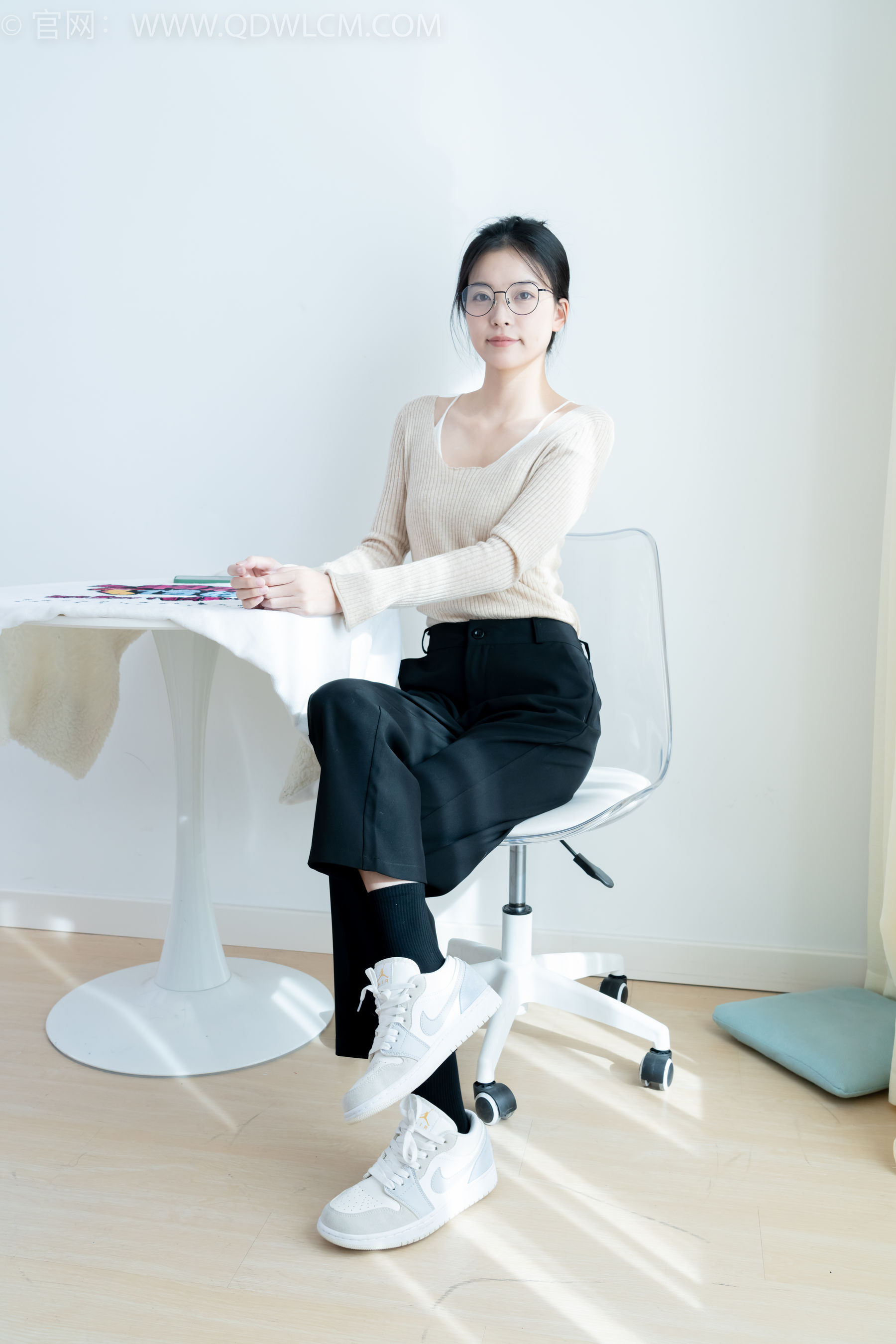 物恋传媒 No.2290 茯苓 - 板鞋、皮鞋、白船袜、黑棉袜、皮筋绑脚老头乐挠脚剧情/(230P)