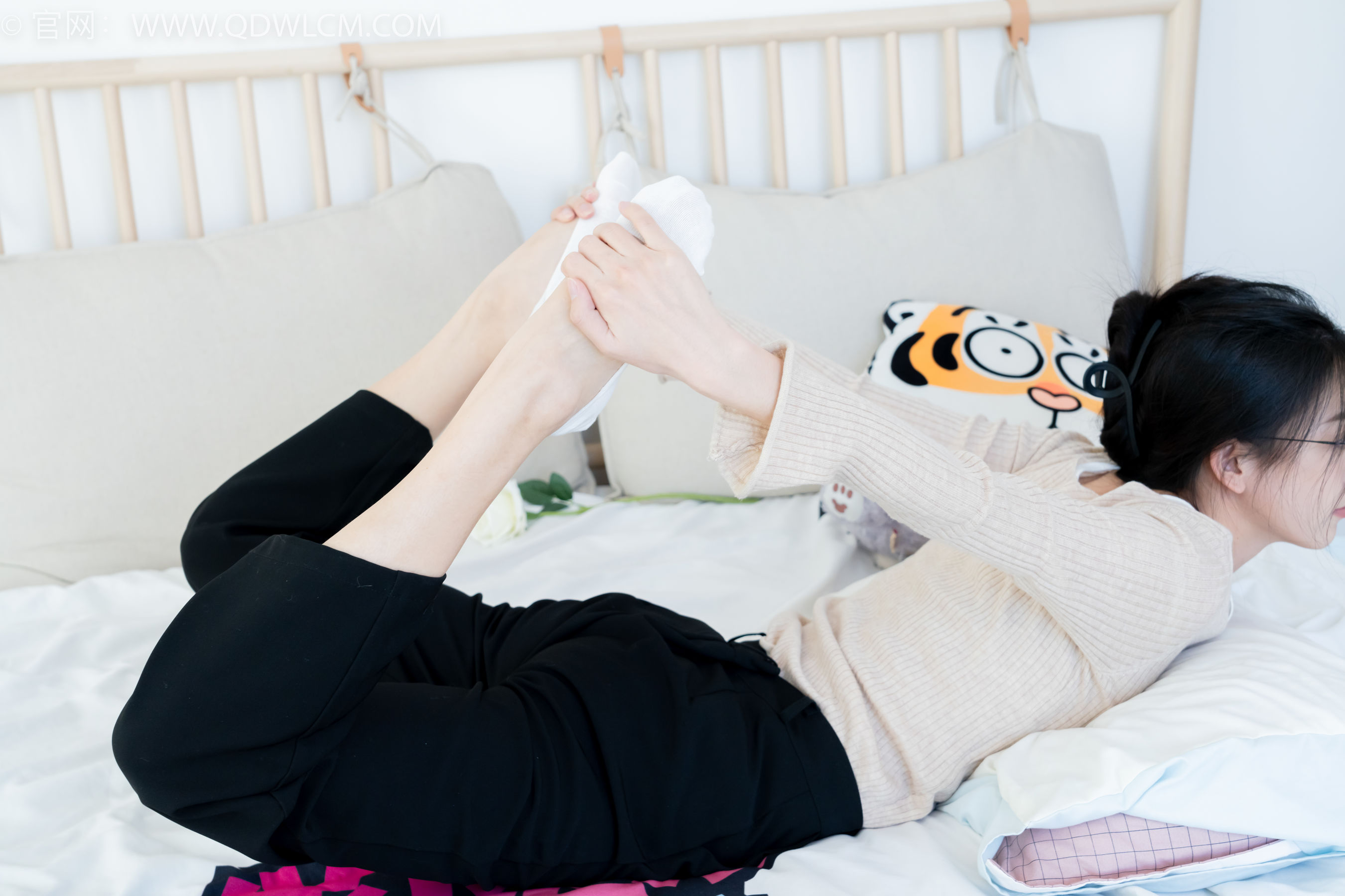 物恋传媒 No.2290 茯苓 - 板鞋、皮鞋、白船袜、黑棉袜、皮筋绑脚老头乐挠脚剧情/(230P)